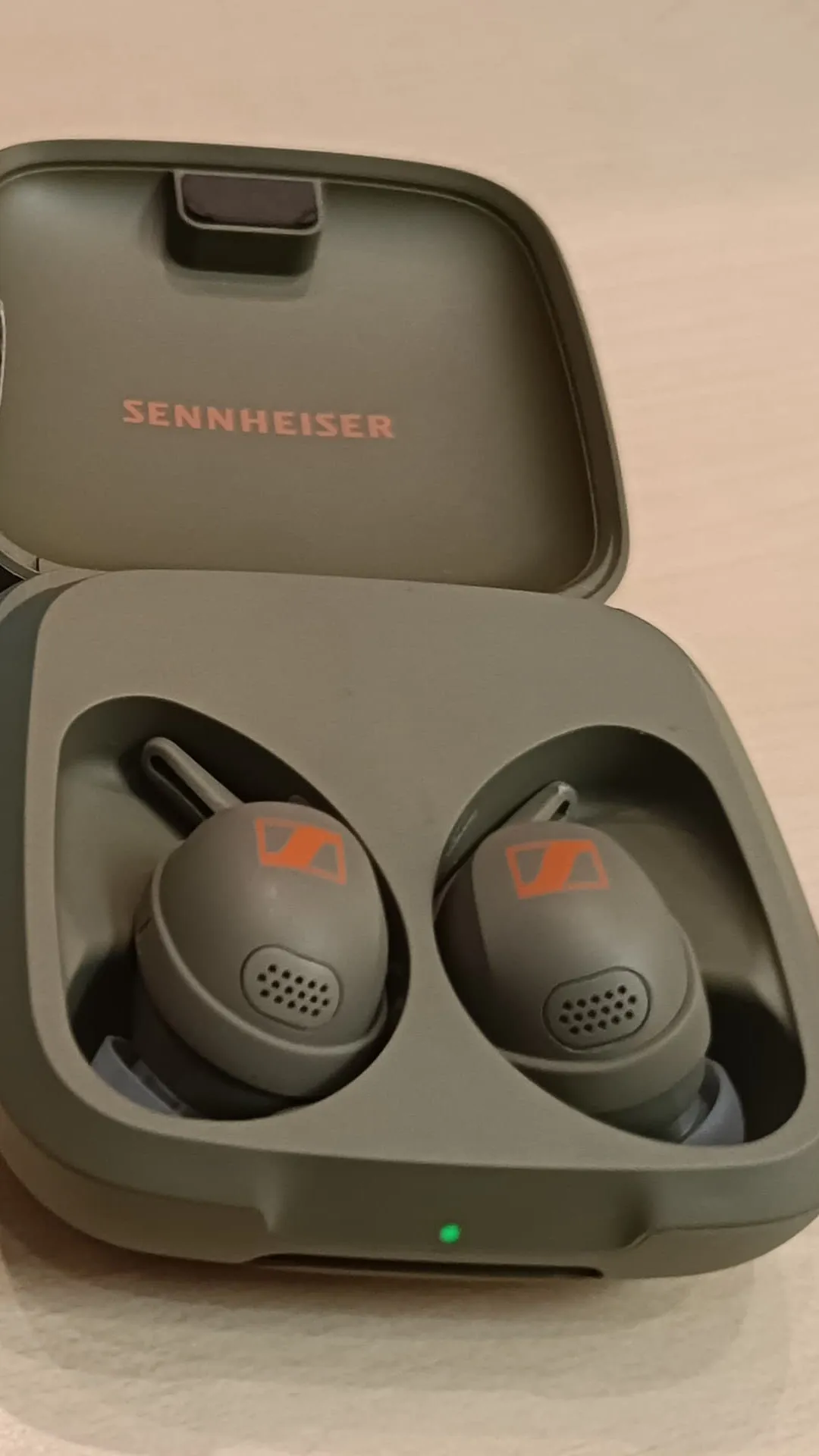 6 घंटे के बैटरी बैकअप और कई हेल्थ फीचर्स के साथ लॉन्च हुआ Sennheiser Momentum Sport ईयरबड्स, जानें कीमत