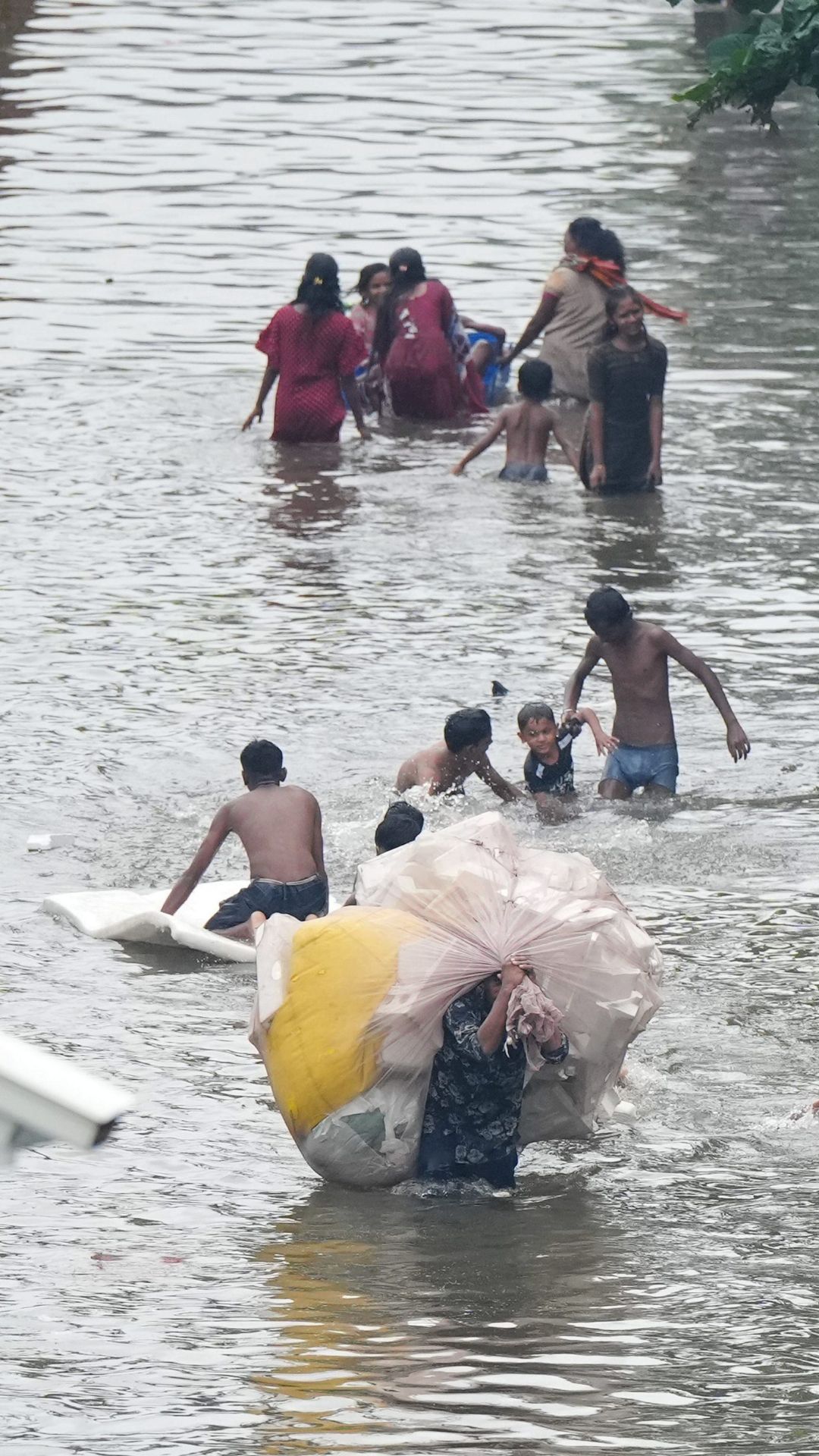 बारिश में पानी-पानी हुई मुंबई, तस्वीरों में देखें बाढ़ जैसे हालात