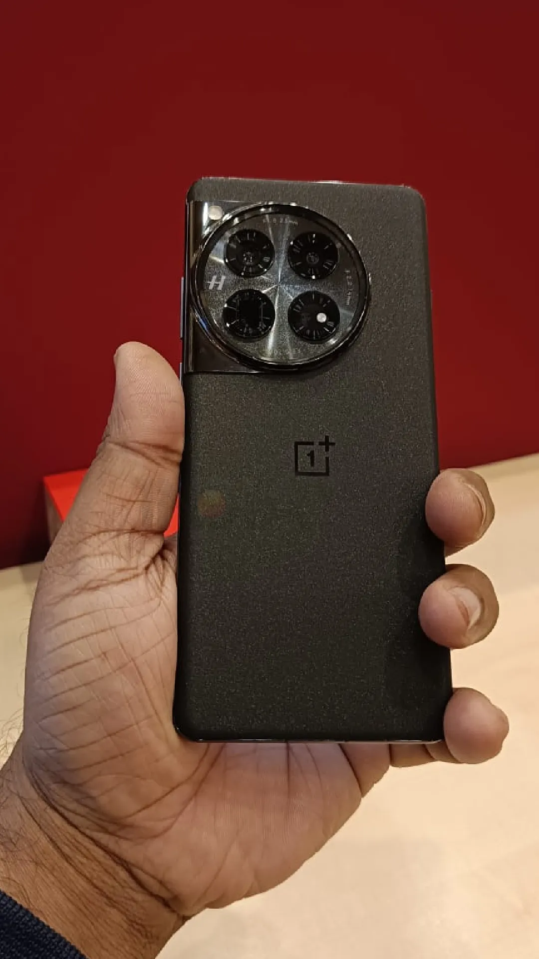 OnePlus 12 की कीमत में हुई सबसे बड़ी कटौती, हजारों रुपये सस्ता मिल रहा फोन