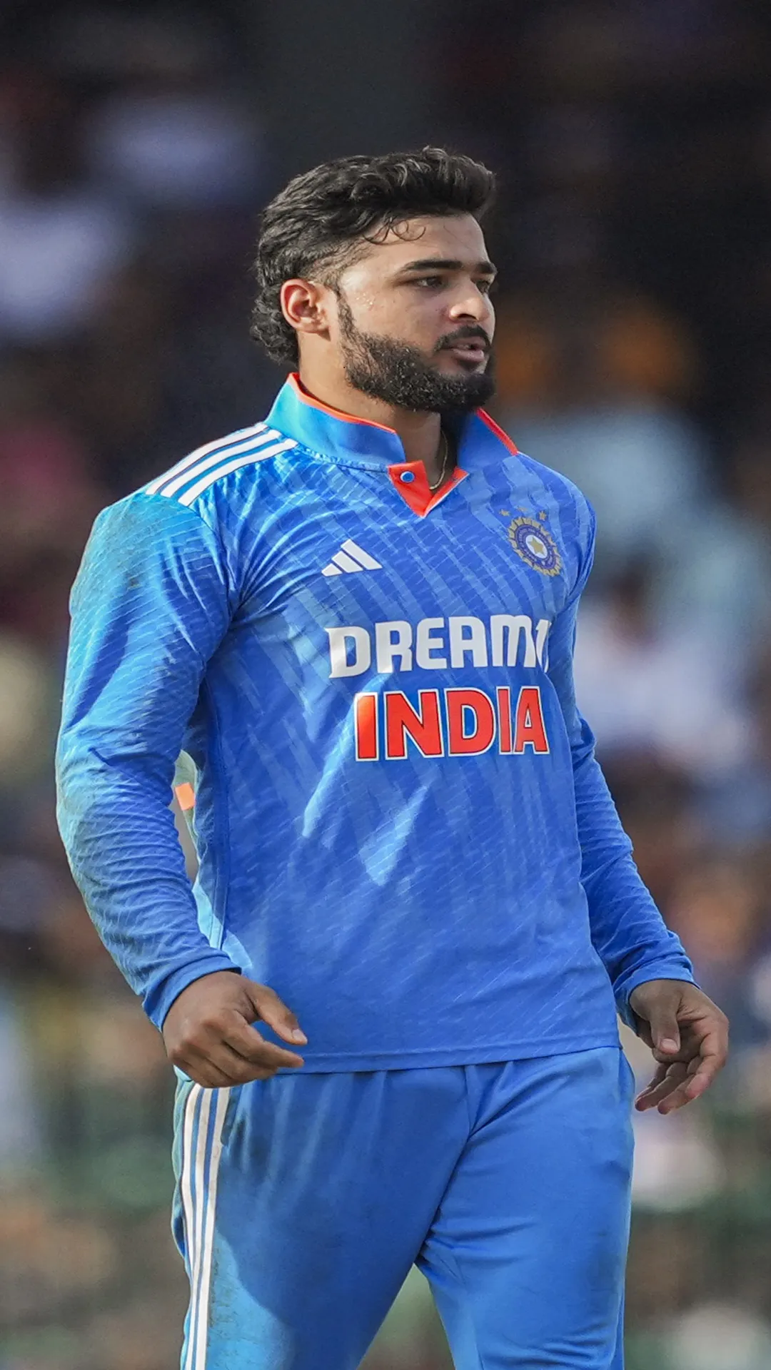 रियान पराग ने अपने पहले ही वनडे में नया इतिहास रच दिया है। रियान ने श्रीलंका के खिलाफ अपने डेब्यू वनडे में 3 विकेट झटकने का बड़ा कारनामा किया। इसके साथ ही युवा ऑलराउंडर का नाम खास क्लब में शामिल हो गया।