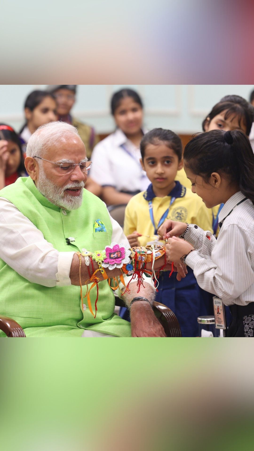 स्कूली छात्राओं ने पीएम मोदी को बांधी राखी, देखें तस्वीरें 