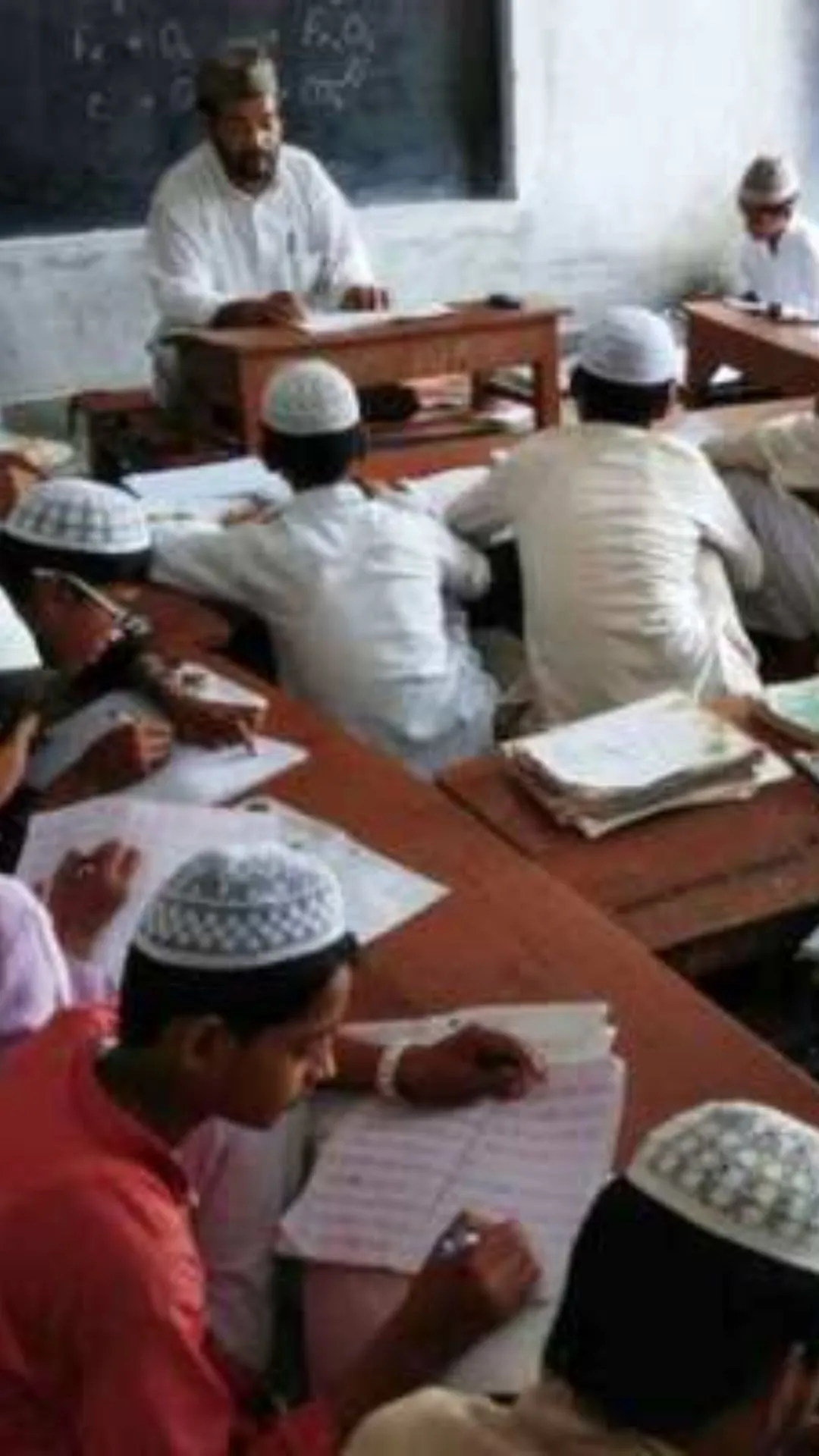 मदरसे में 10वीं और 12वीं परीक्षा को क्या कहते हैं?
