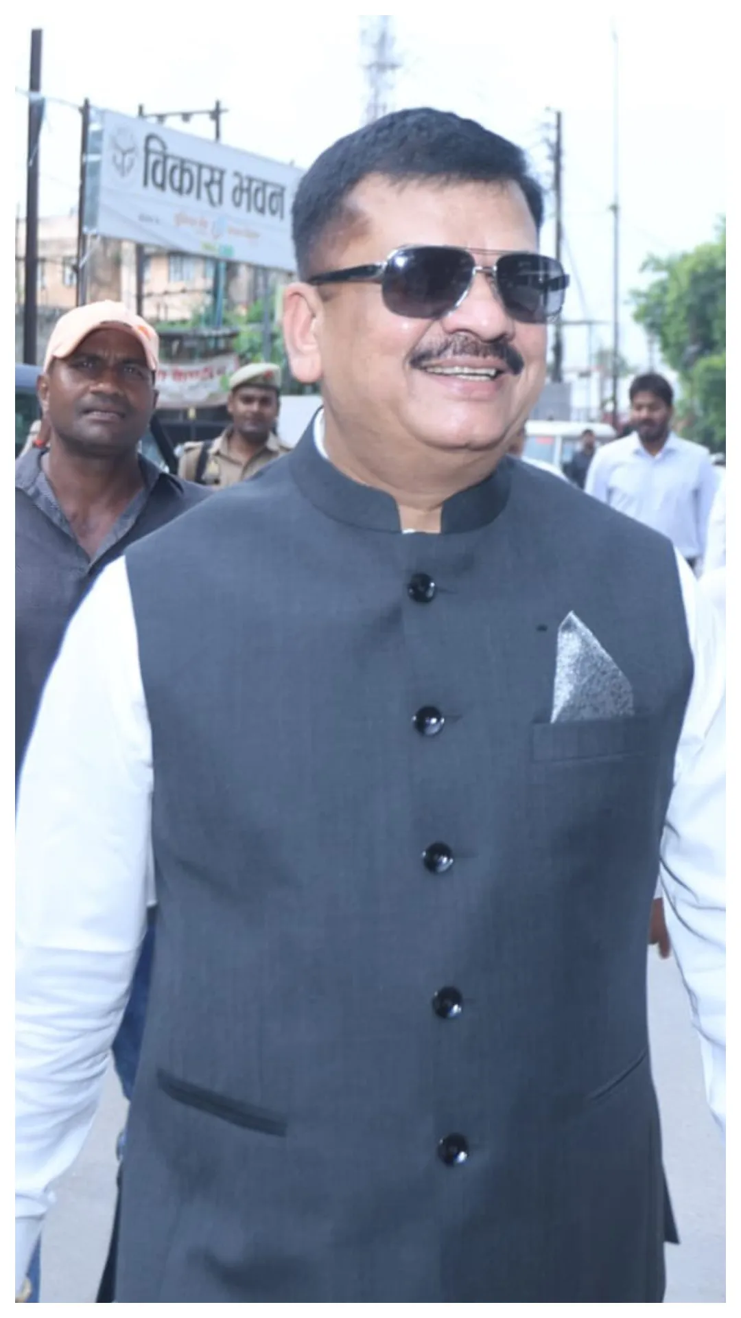 कौन हैं जौनपुर के नए डीएम डॉ. दिनेश चंद्र?
