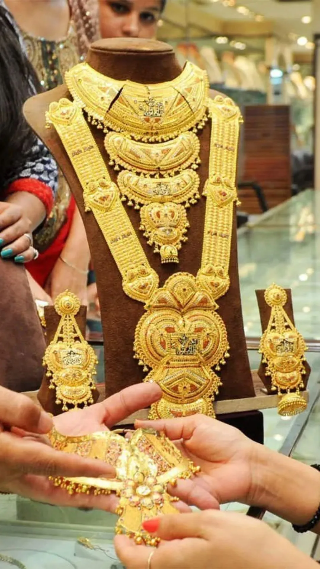 सोना हुआ महंगा! टेंशन क्यों लेना? अपने पास के इन ज्वैलर्स से EMI पर खरीदें Gold