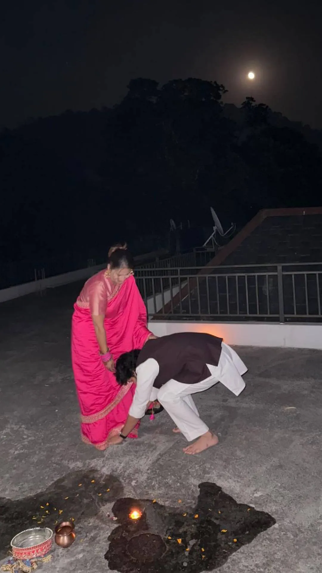 एक्टर ने छुए पत्नी के पैर, फिर हाथों से पिलाया पानी, अलग अंदाज में मनाया करवा चौथ