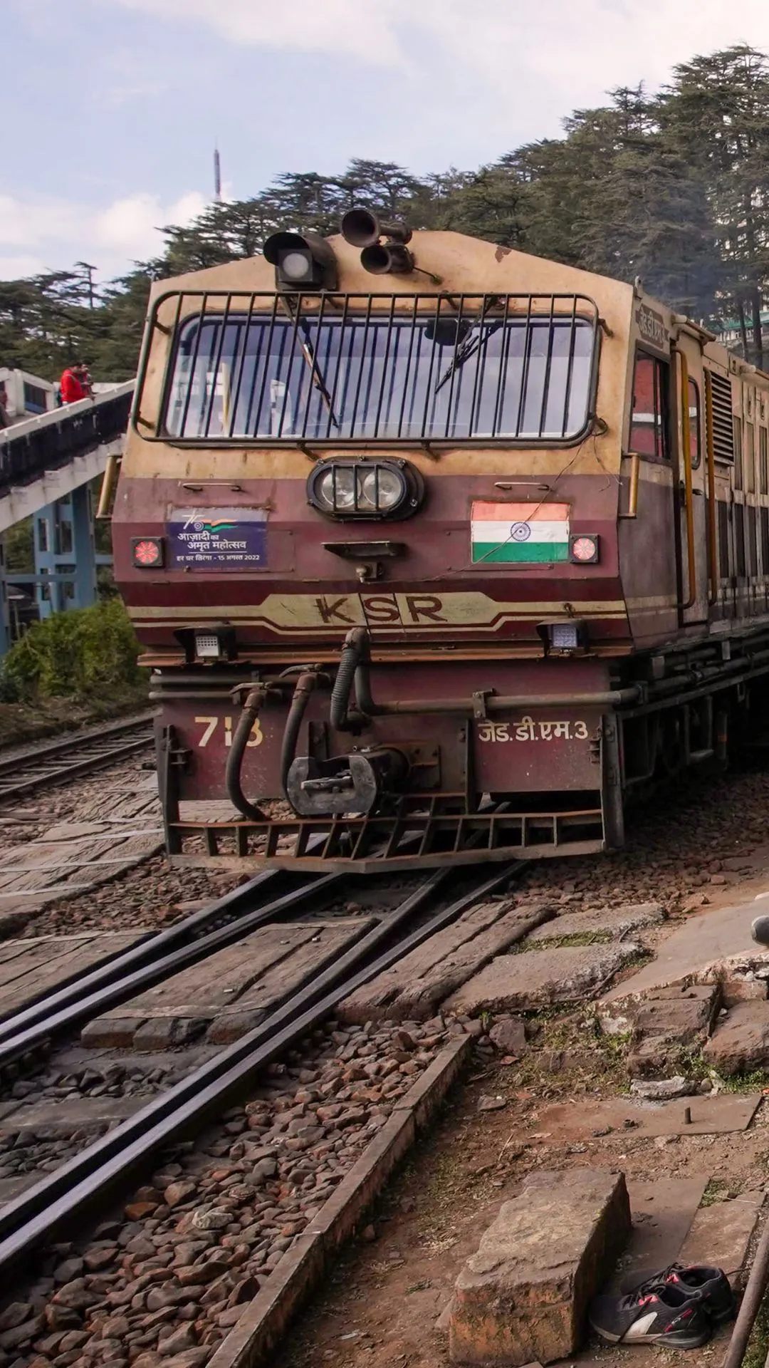 असिस्टेंट लोको पायलट को शॉर्ट में ALP कहते हैं। 