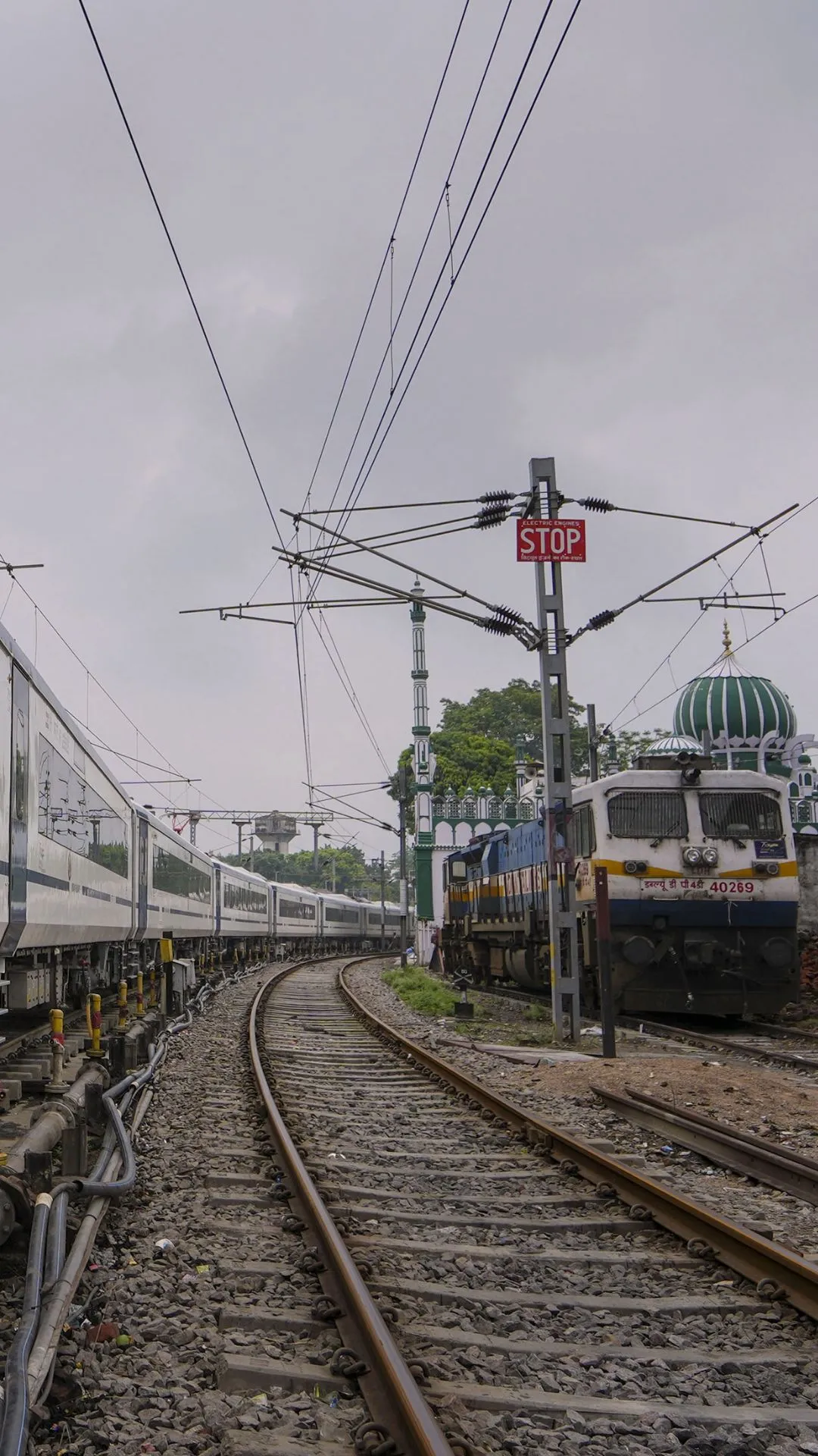 आइए जानते हैं कि रेलवे में एक असिस्टेंट लोको पायलट को कितनी सैलरी मिलती है। 