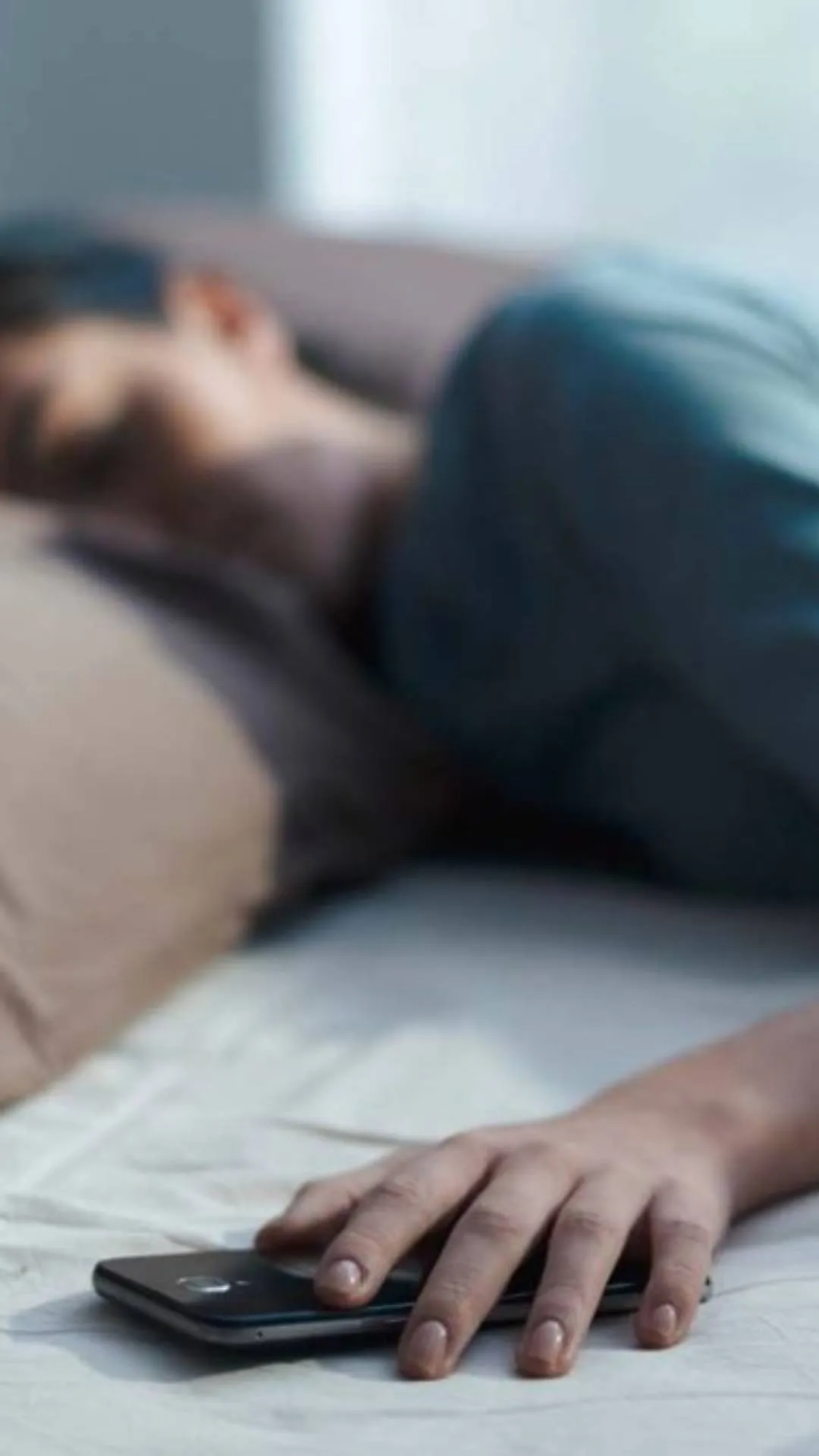 रात में सोते समय शरीर से कितना दूर रखना चाहिए स्मार्टफोन?