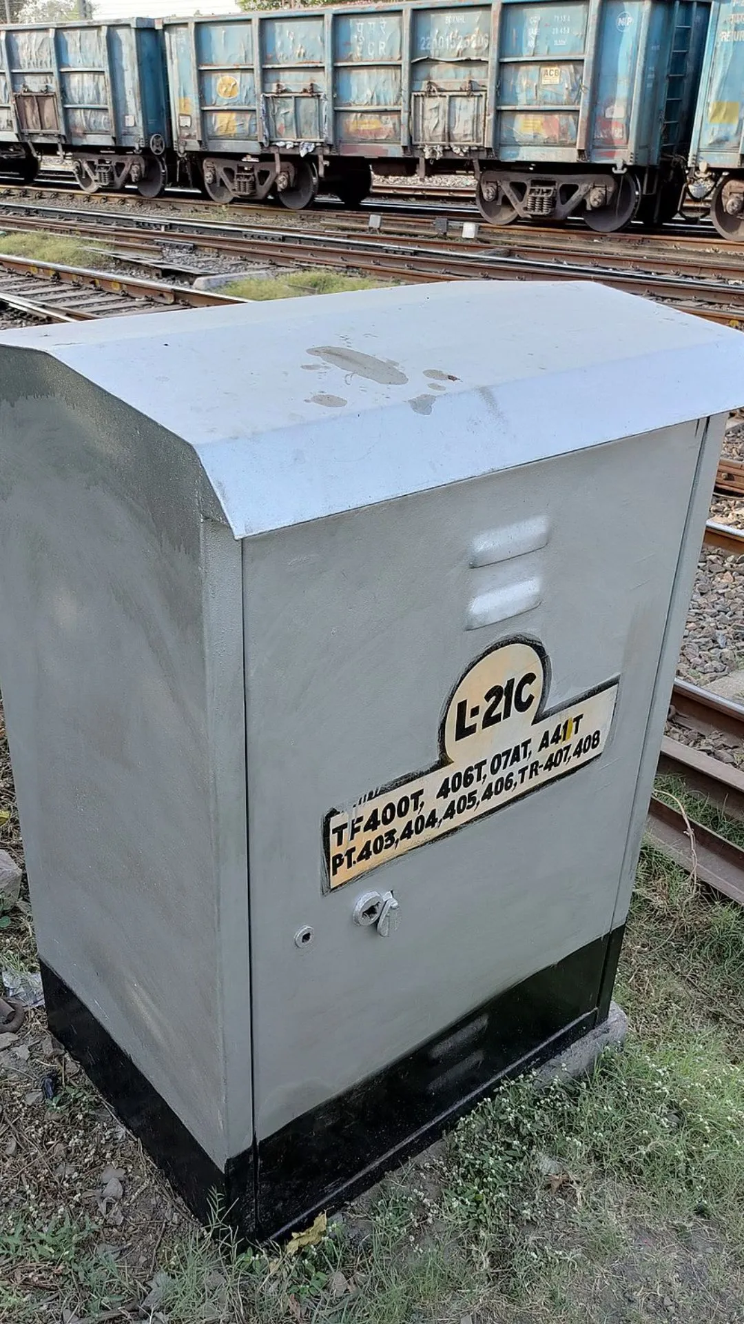 रेलवे पटरियों के बगल में लगा यह बॉक्स करता है बड़ा काम, जानिए क्या?
