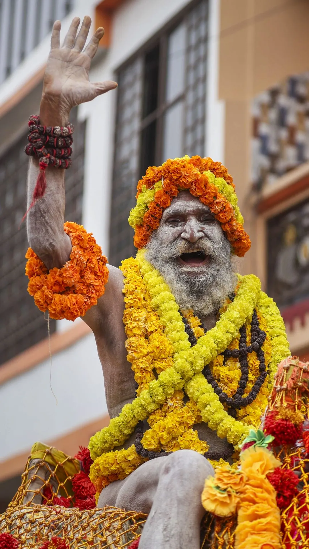 नागा साधु के हाथों से मिल जाएं ये चीजें तो बदल जाएगा आपका भाग्य