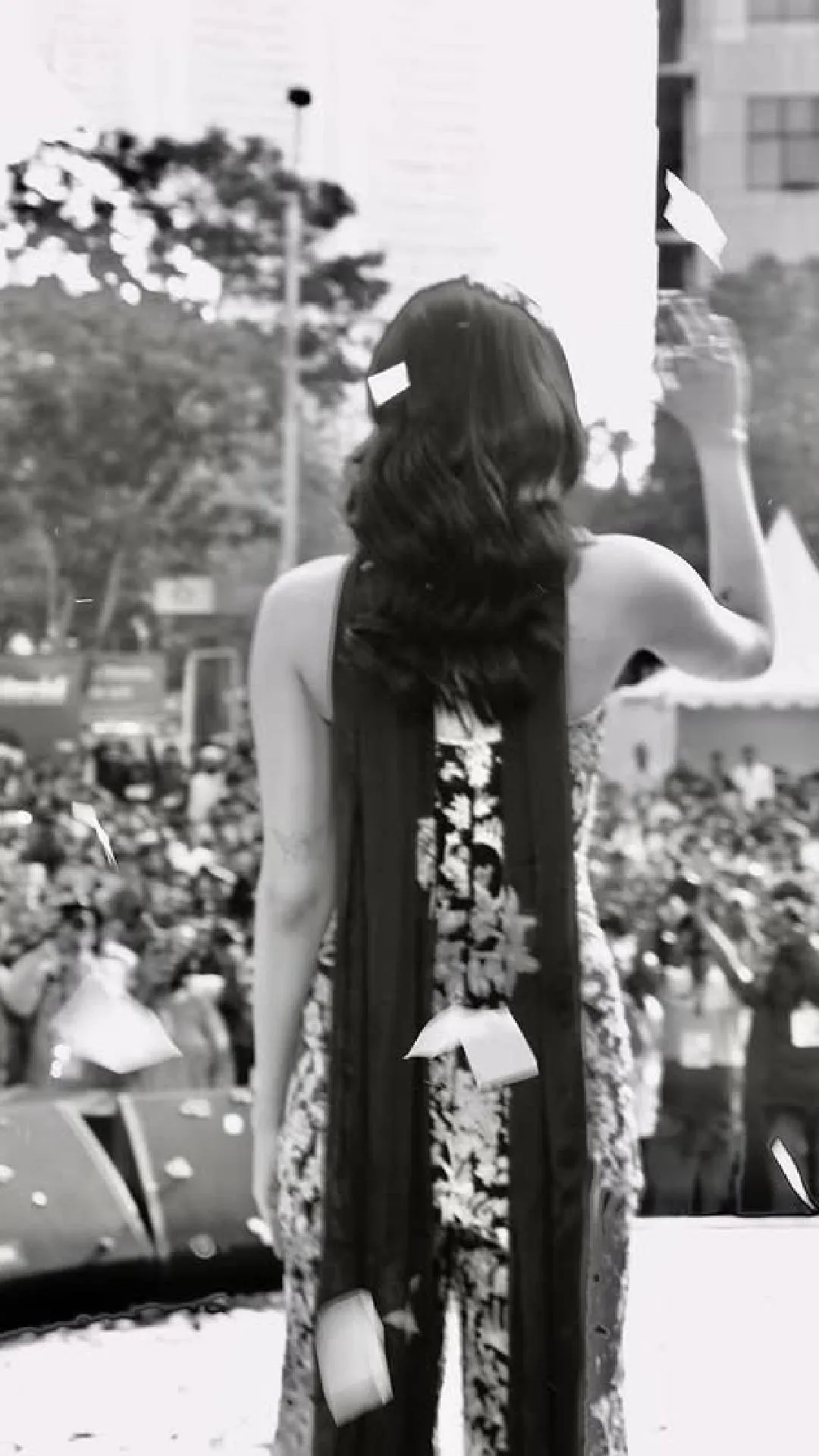 'ओम शांति ओम' की 'शांतिप्रिया' बनीं खुशी कपूर, काला शरारा पहन दिलों पर किया वार