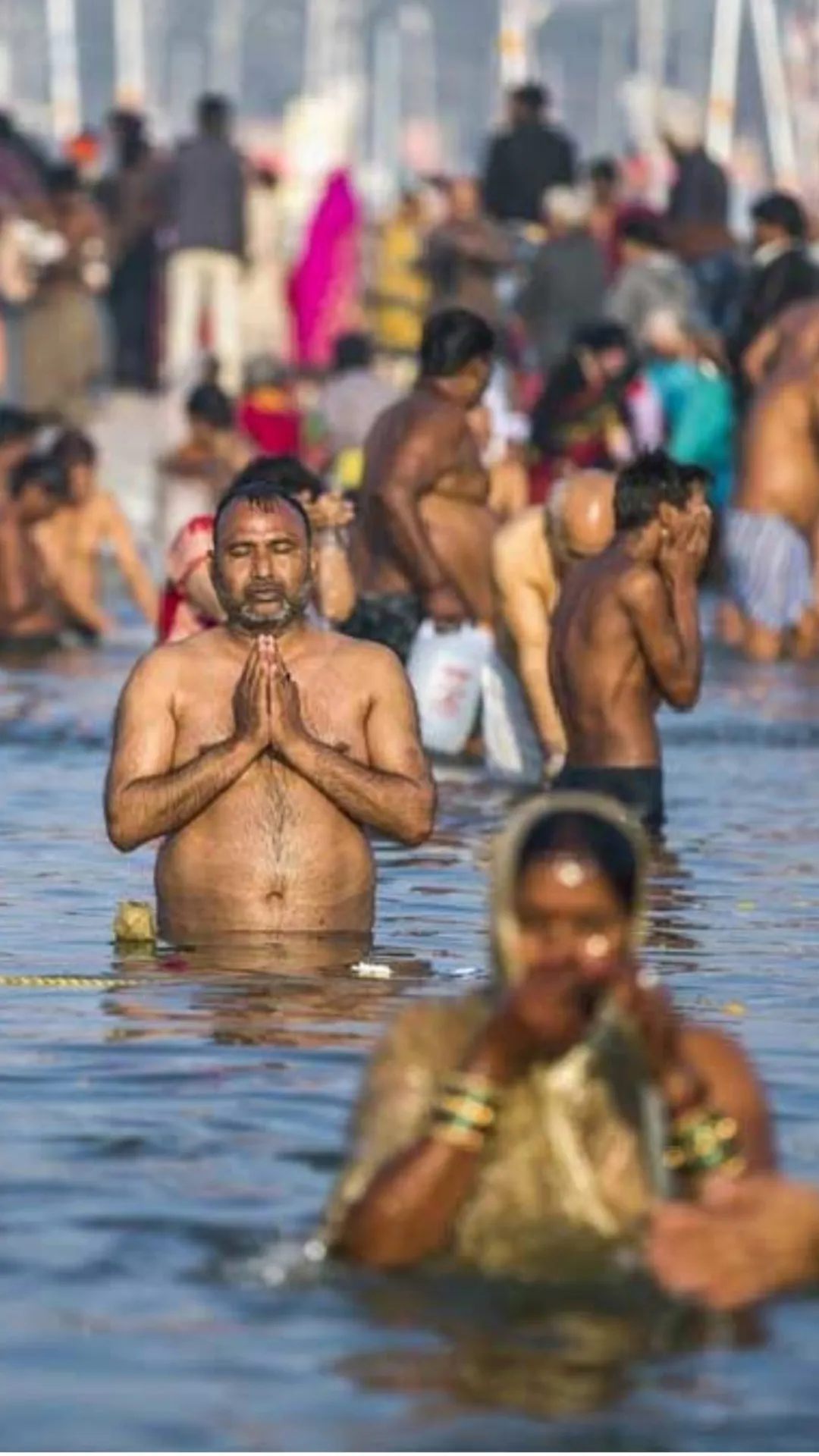 महाकुंभ में डुबकी लगाते समय किस मंत्र का जप करना चाहिए? जानें 