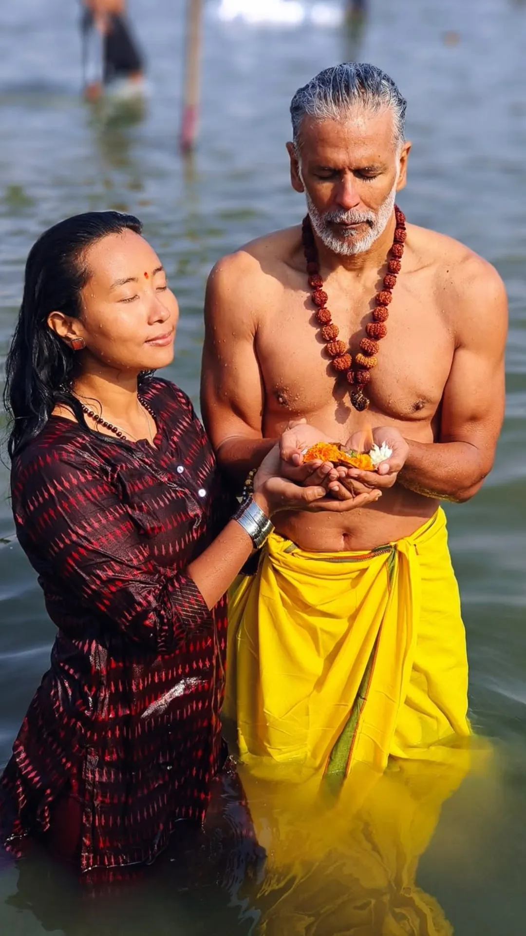 महाकुंभ पत्नी संग पहुंचे मिलिंद सोमन, शेयर की खूबसूरत तस्वीरें