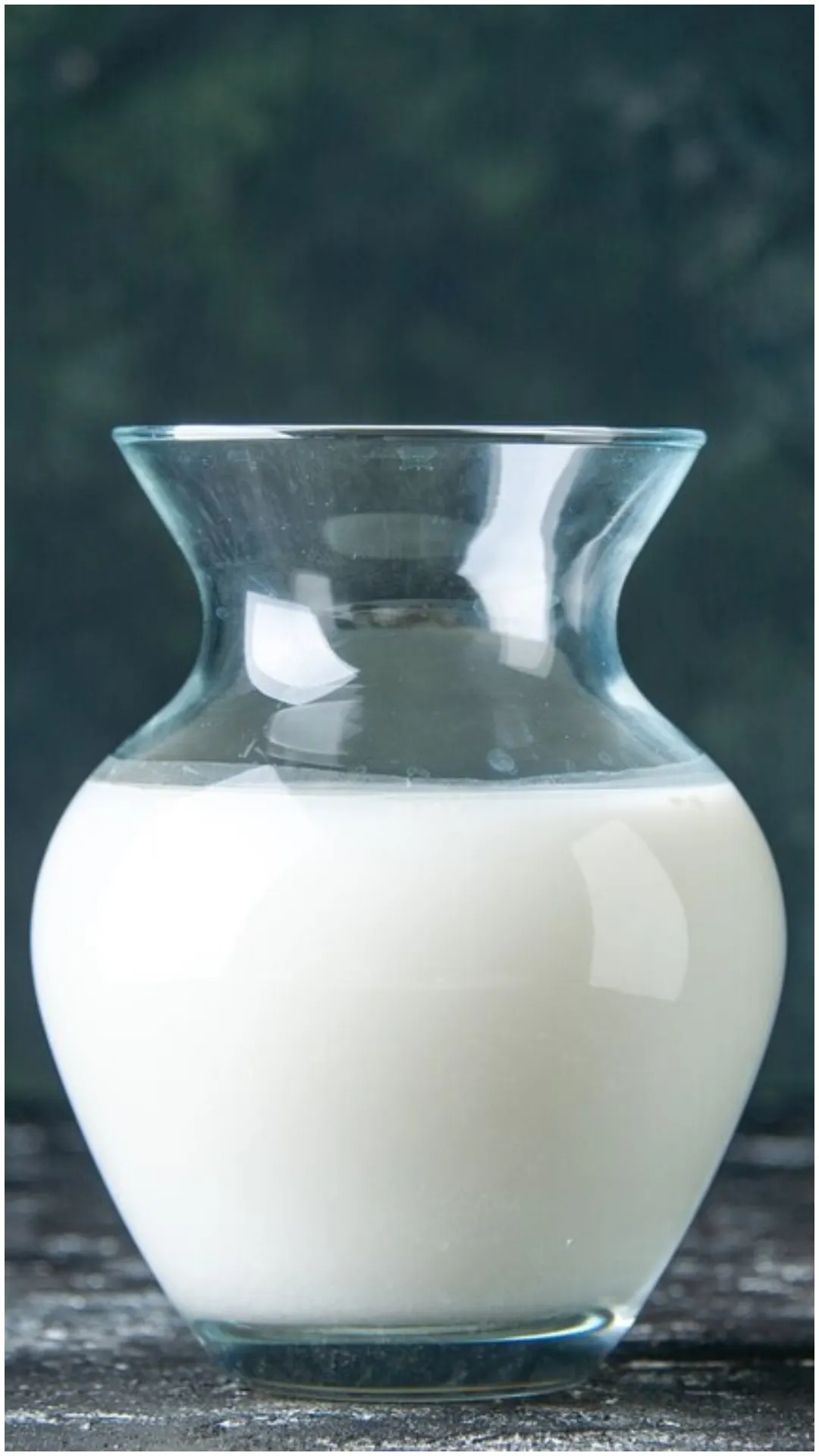 दूध में इस एक चीज को मिक्स कर लगाएं, पाएं खिला-खिला नूर