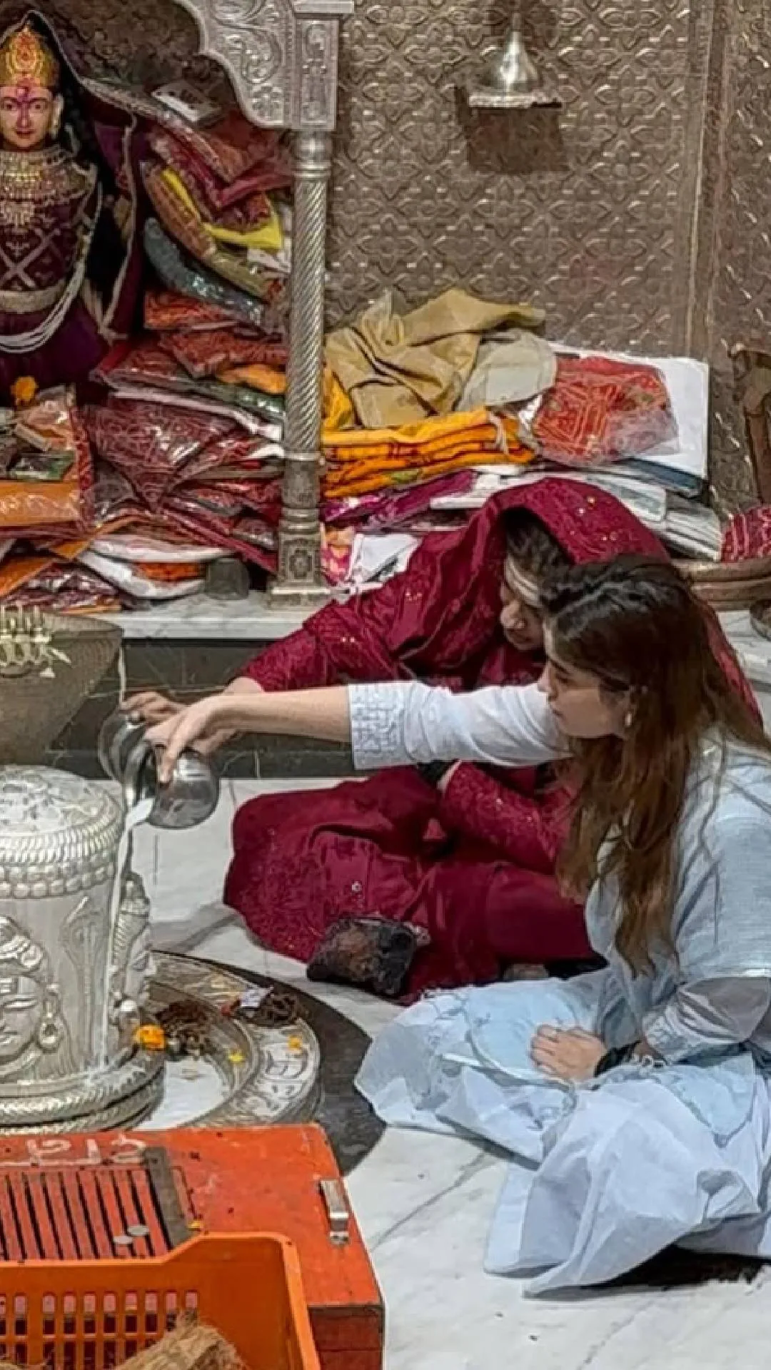 मां रवीना टंडन के साथ भोले की शरण में पहुंची राशा थडानी