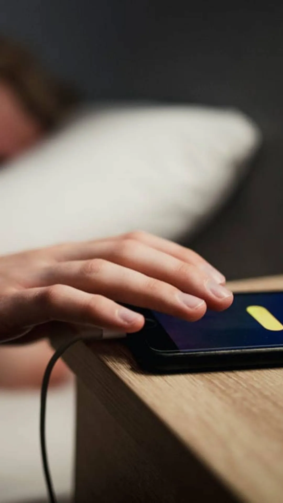 फोन चार्ज करते समय न करें ये गलती, बैटरी की लाइफ जल्द होगी खत्म