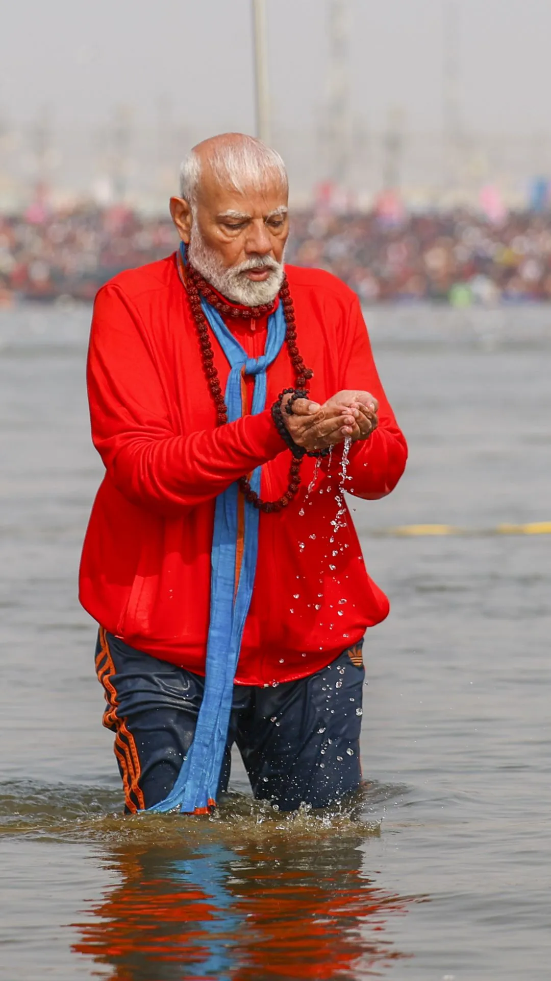 महाकुंभ 2025: गले में रूद्राक्ष, संगम में डुबकी, देखें पीएम मोदी की तस्वीरें