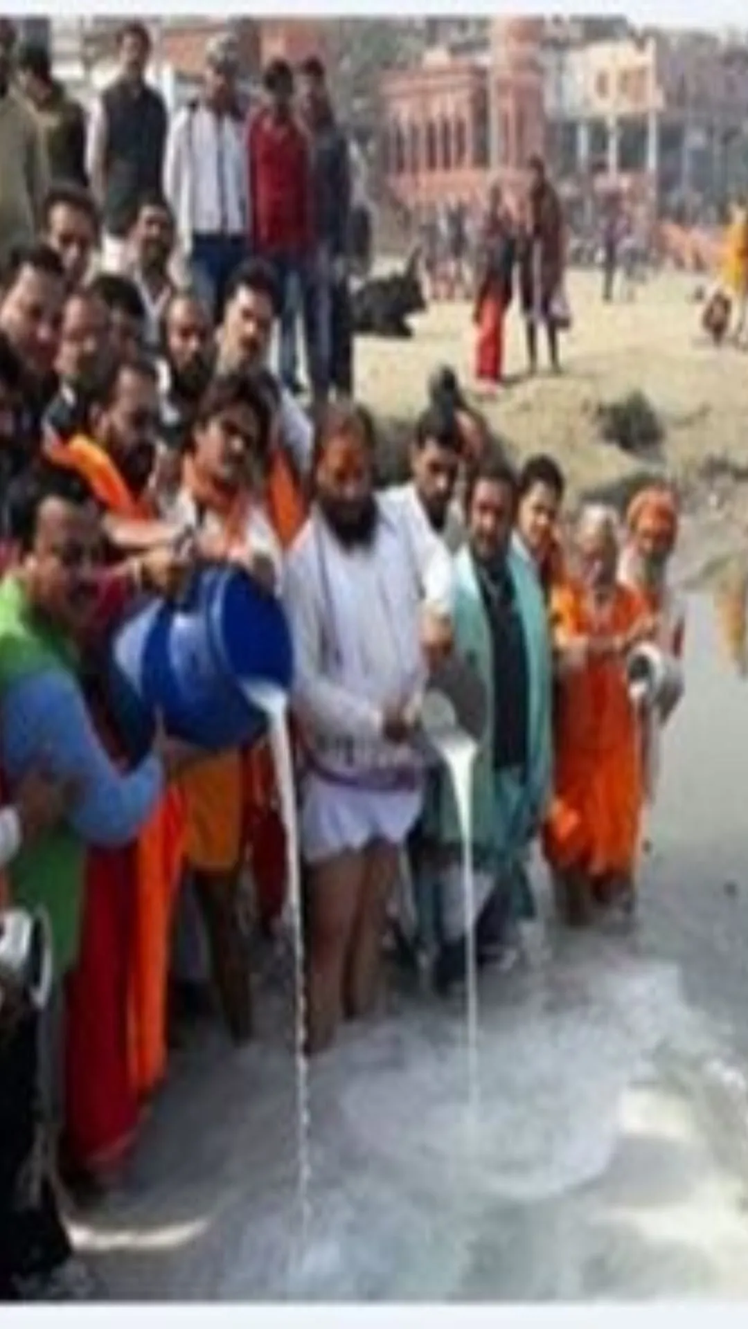 गंगा मां में फूल और दूध चढ़ाना चाहिए या नहीं?