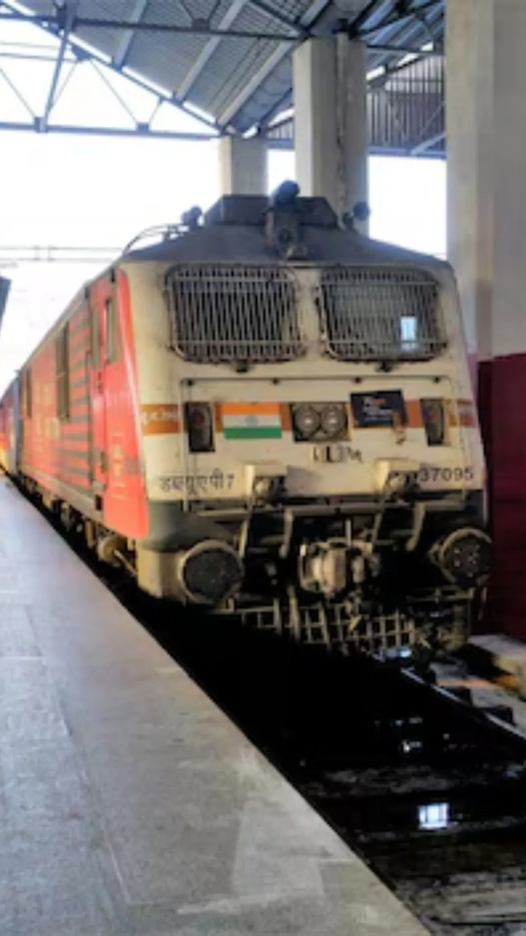 1 घंटे में कितने यूनिट बिजली खाती है ट्रेन?
