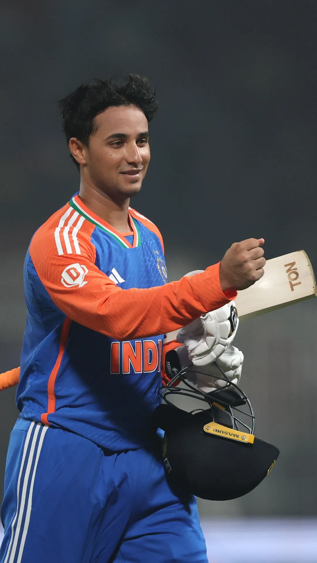 अभिषेक शर्मा ने इंग्लैंड के खिलाफ पांचवें और आखिरी टी20 मैच में कमाल की बल्लेबाजी की है। उन्होंने T20I मैच के पावरप्ले में 58 रन बनाए। इसी के साथ वह एक T20I मैच के पावरप्ले में सबसे ज्यादा रन बनाने वाले भारतीय बन गए हैं।