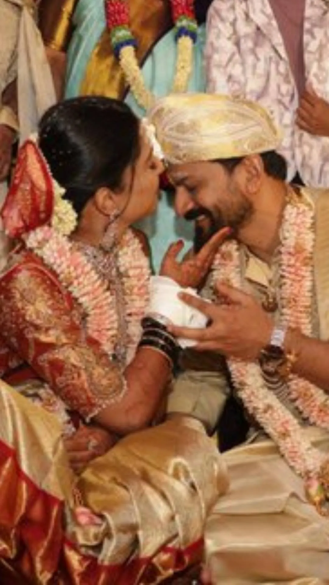 'पुष्पा' के 'जाली रेड्डी' ने की शादी, मंडप पर दुल्हन संग हुआ रोमांटिक, देखें वेडिंग फोटोज