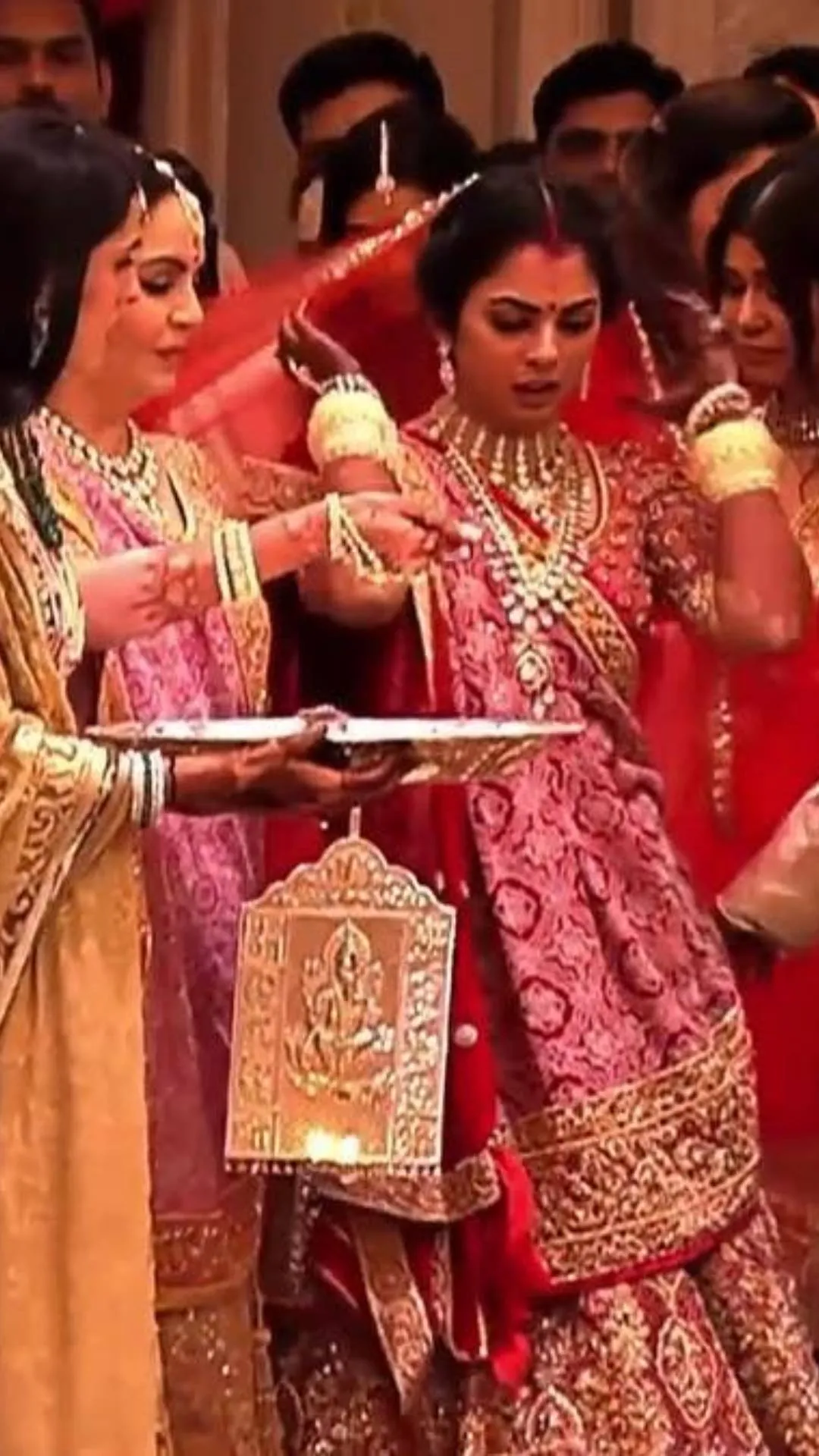 जब इकलौती बेटी ईशा की हुई विदाई, ऐसा था अंबानी परिवार के सदस्यों का हाल