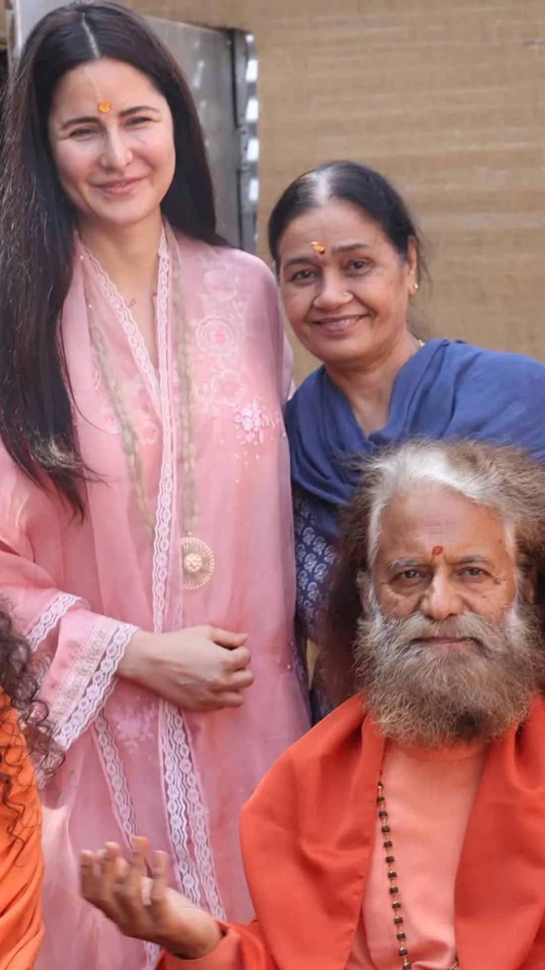 महाकुंभ में भक्ति में डूबीं कैटरीना, सादगी से जीता दिल, लोग कह रहे- परफेक्ट बहू