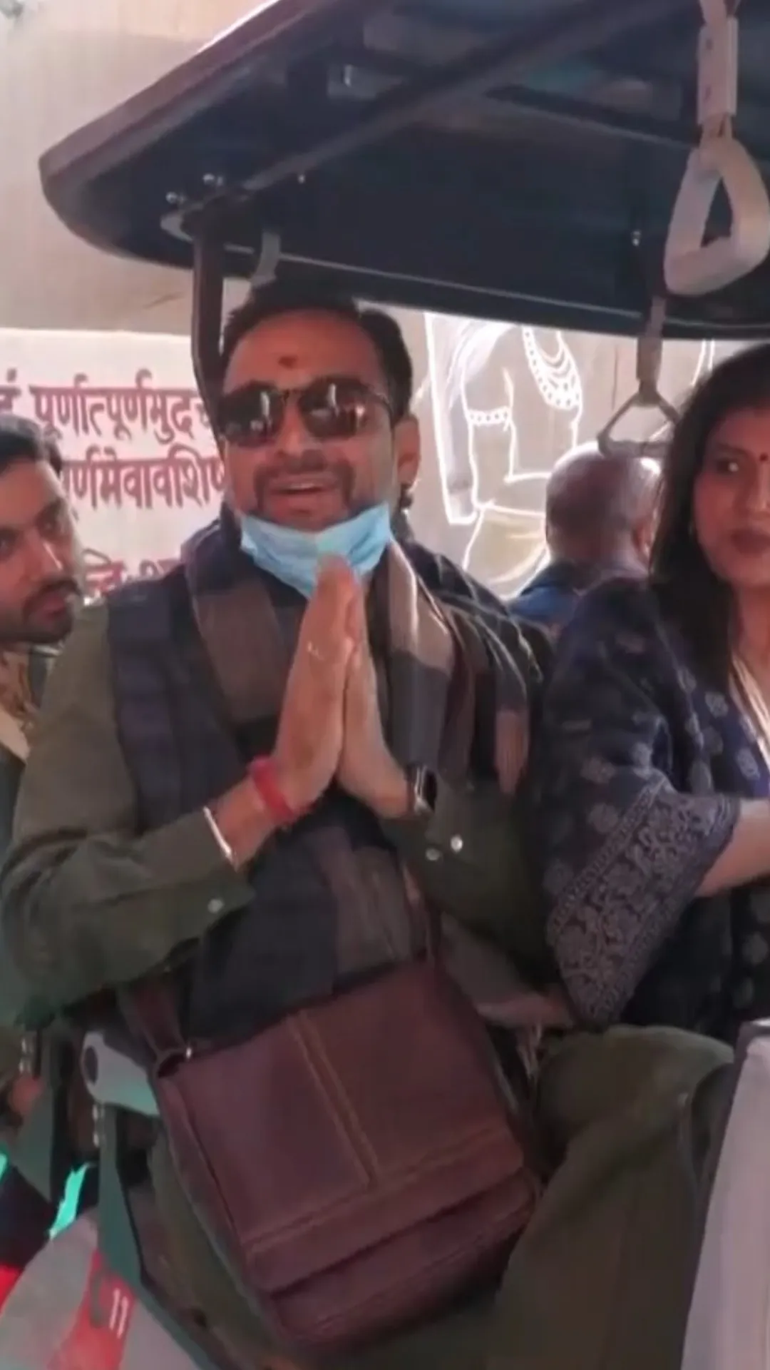 परिवार संग महाकुंभ पहुंचे पंकज त्रिपाठी, 'कालीन भैया' स्टाइल में जाहिर की खुशी