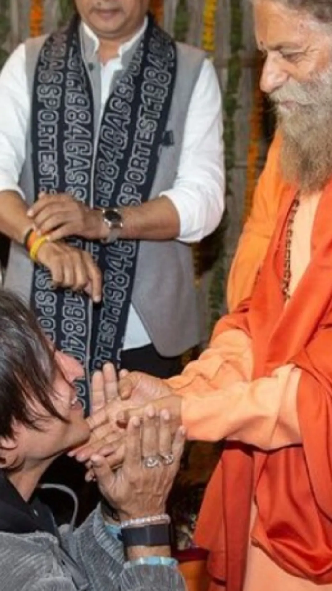 विवेक ओबेरॉय परिवार संग पहुंचे महाकुंभ, स्वामी चिदानंद से लिया आशीर्वाद