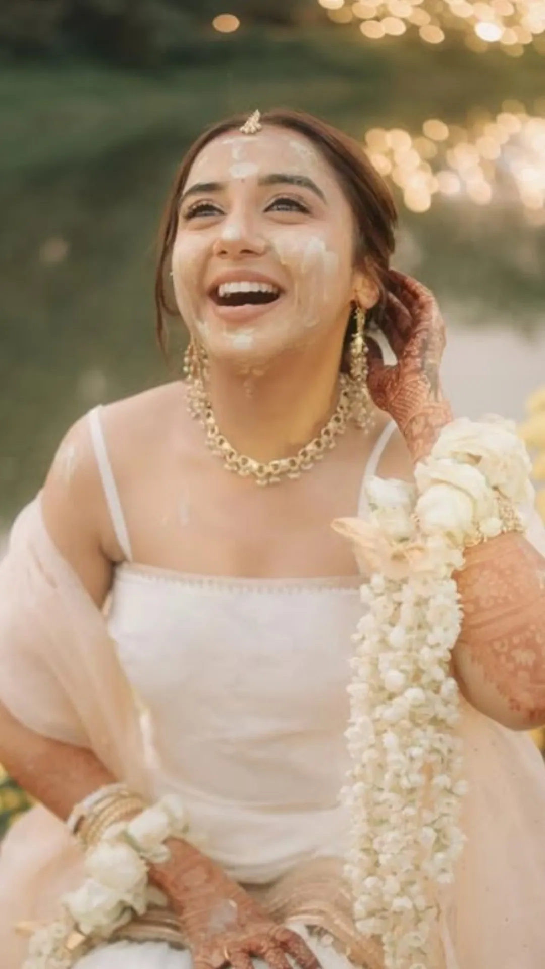 प्राजक्ता ने मंगेतर की गोद में बैठ कर दिए पोज, हल्दी सेरेमनी की तस्वीरें आईं सामने