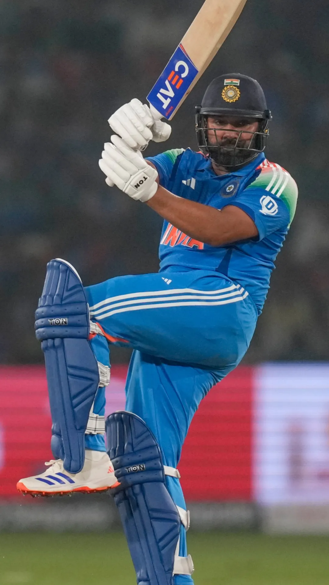 ODI क्रिकेट के इतिहास में सबसे ज्यादा छक्के जड़ने वाले विस्फोटक बल्लेबाज, रोहित ने गेल को छोड़ा पीछे