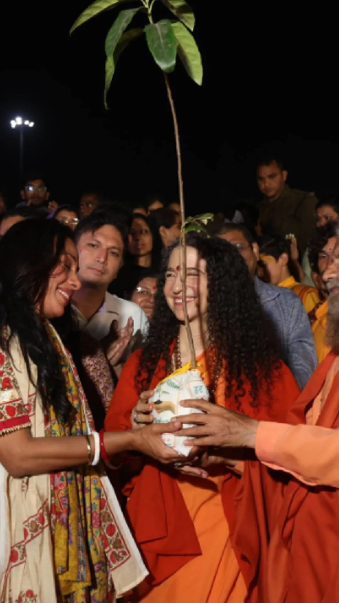 महाकुंभ पहुंची टीवी की 'अनुपमा', मां गंगा की आरती कर गुरु जी के साथ खिंचाई फोटो