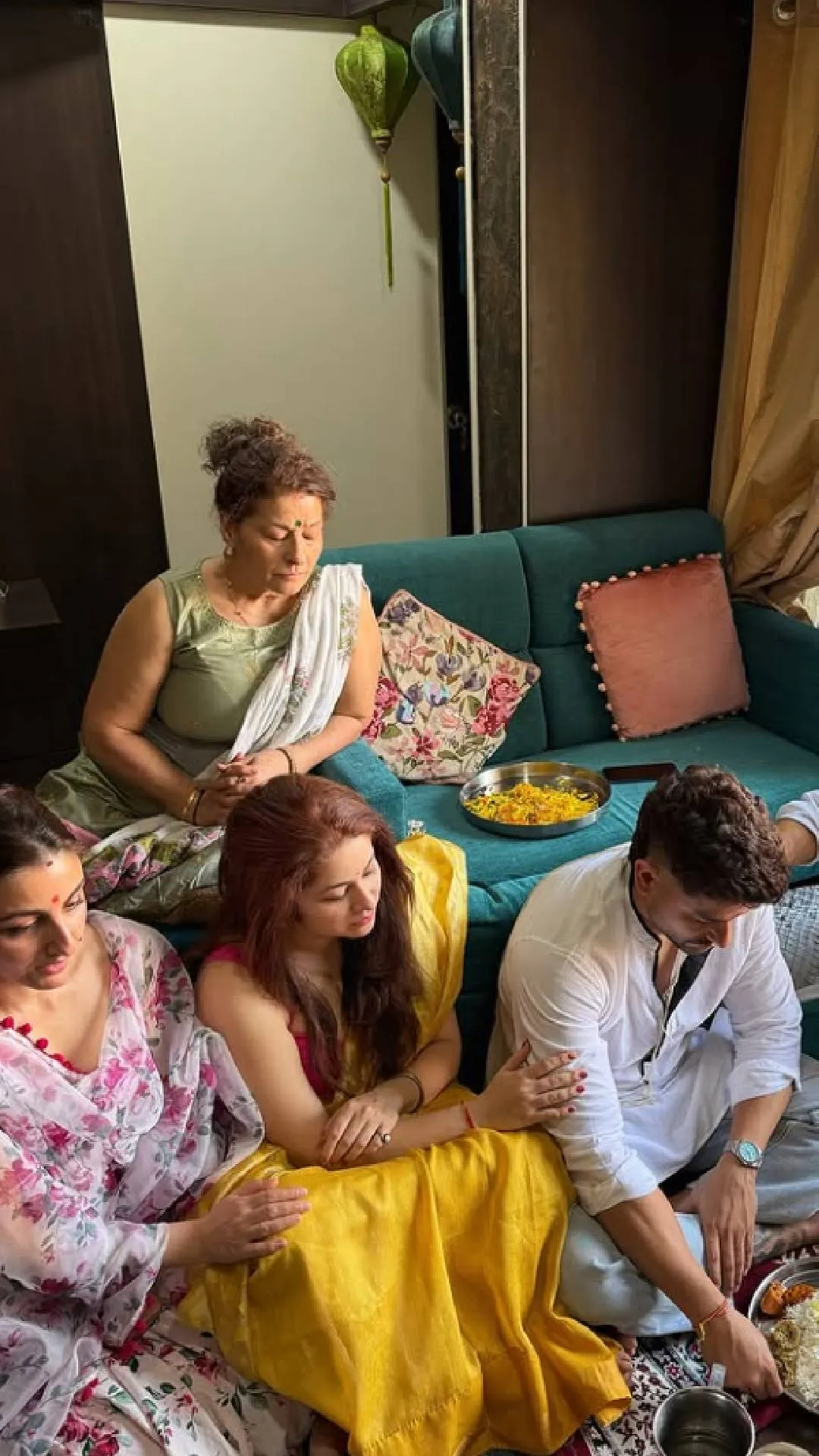 घर में पूजा करती दिखीं सोहा अली खान, पति के साथ की आरती