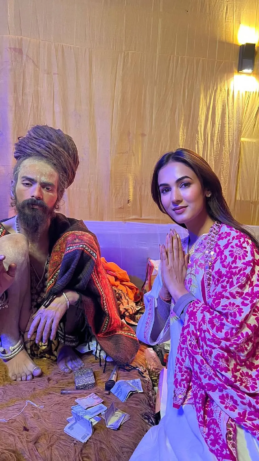 संगम में लगाई डुबकी, फिर नागा साधु से मिला तोहफा, ऐसी रही एक्ट्रेस की महाकुंभ यात्रा