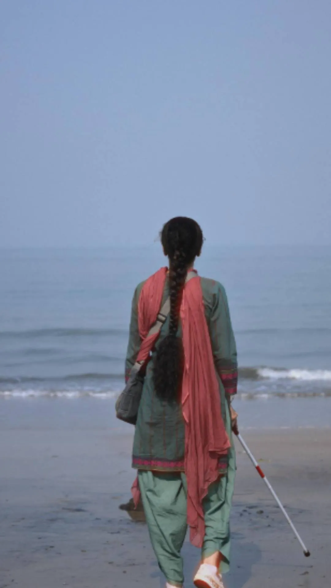 हाथ में डंडा और बीच का किनारा, तापसी पन्नू ने नई फिल्म के सेट की दिखाई झलकियां