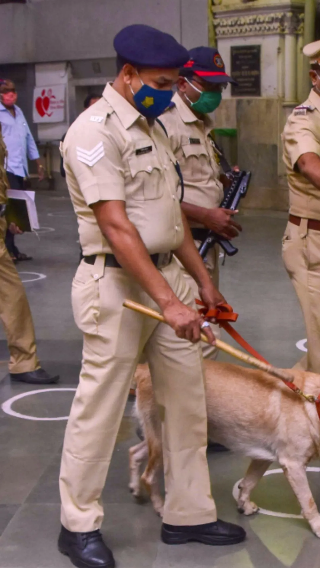 रेलवे पुलिस के एक कांस्टेबल को हर माह कितना वेतन मिलता है?