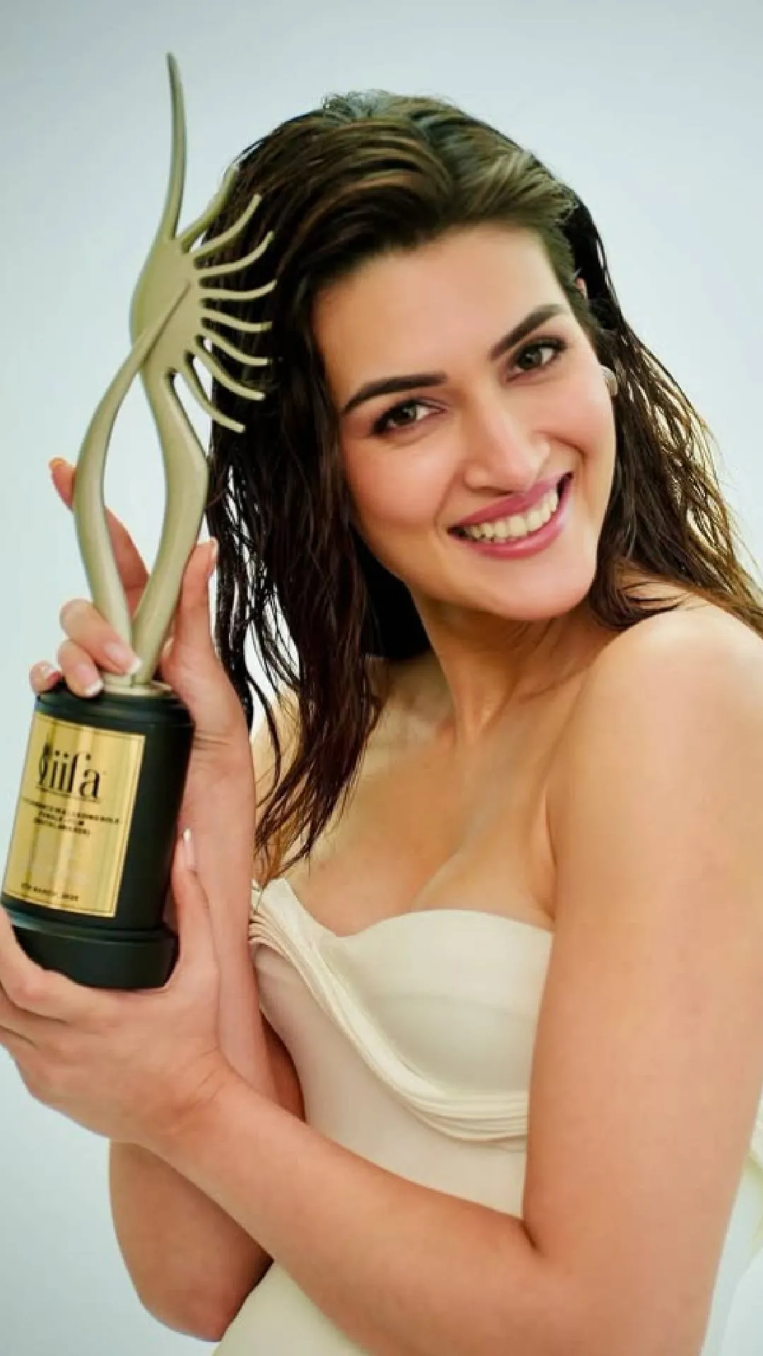 IIFA Awards 2025: कृति सैनन के नाम रहा बेस्ट एक्ट्रेस का अवॉर्ड