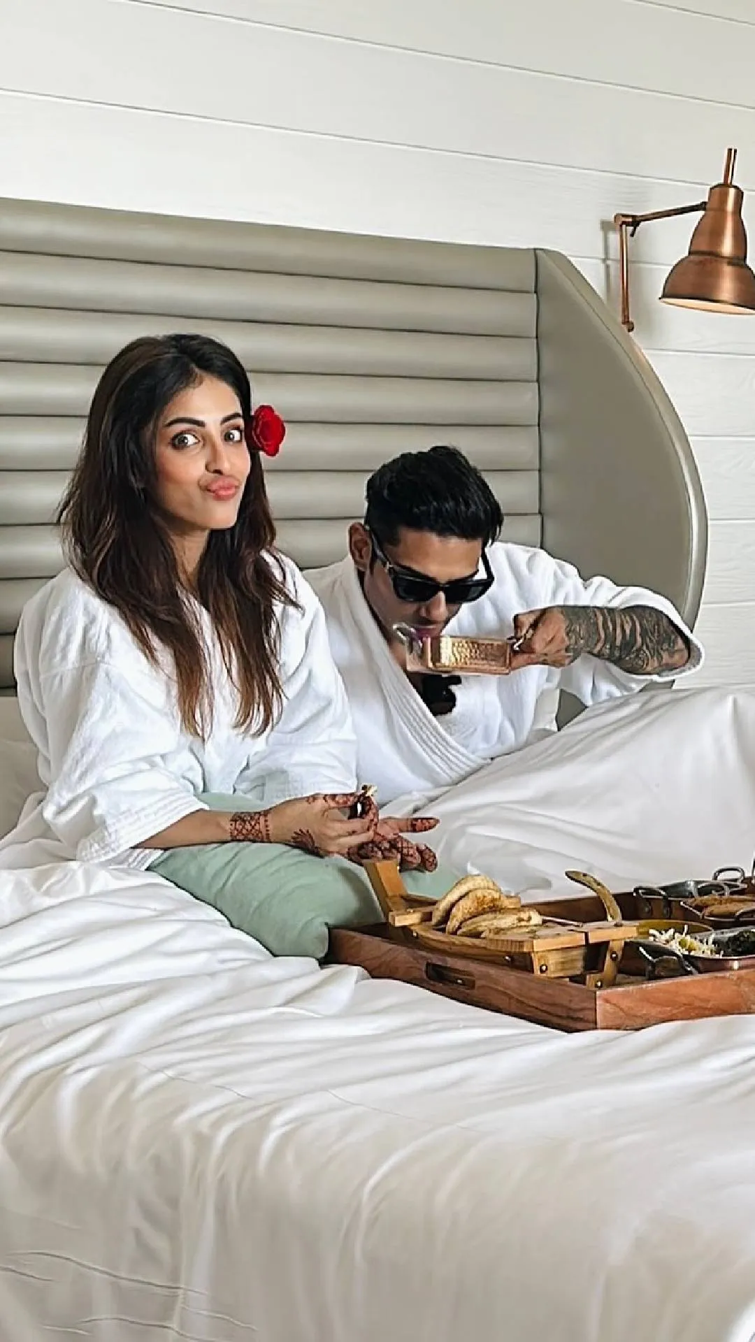 हनीमून पर प्रतीक बब्बर, अतरंगी तस्वीरें देख बोले फैंस- पति-पत्नी के सिवा कमरे में कोई और भी