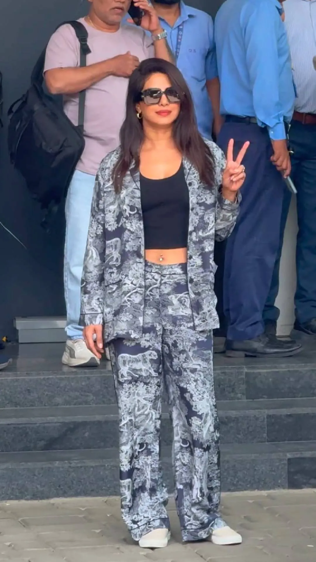 स्टाइलिश अंदाज में लौटीं प्रियंका चोपड़ा, लोगों की टिकी बेली बटन पर नजर 