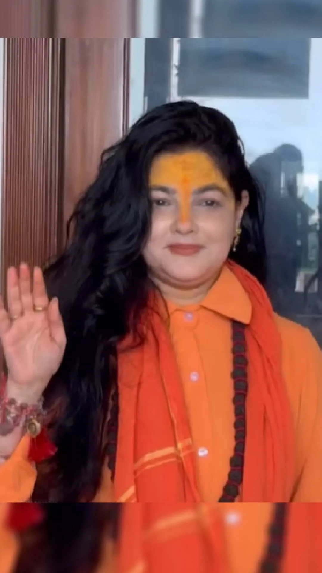 माथे पर चंदन, गले में रुद्राक्ष की माला... भगवा कपड़े में दिखीं ममता कुलकर्णी, लगाए महाकाल के जयघोष