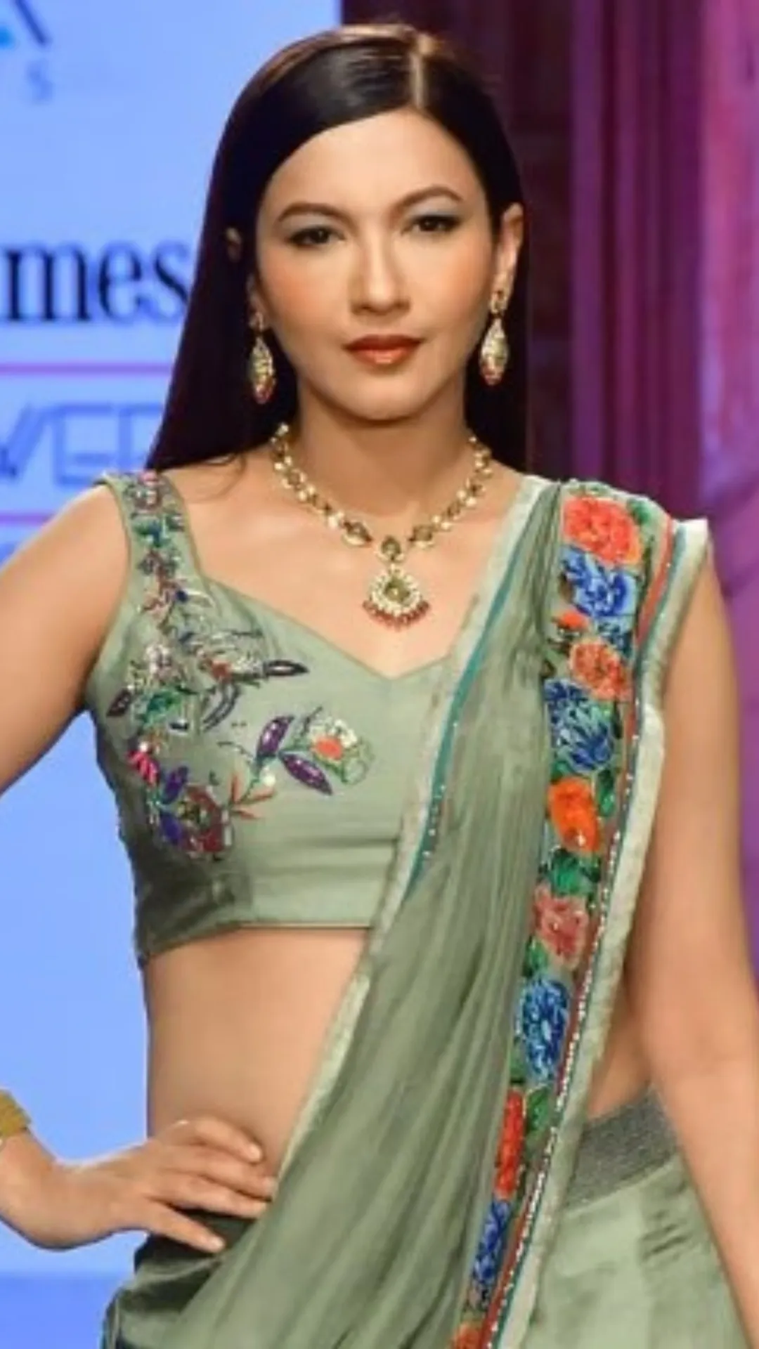 प्रेग्नेंट गौहर खान ने रैंप पर बिखेरा जलवा, फ्लॉन्ट किया बेबी बंप