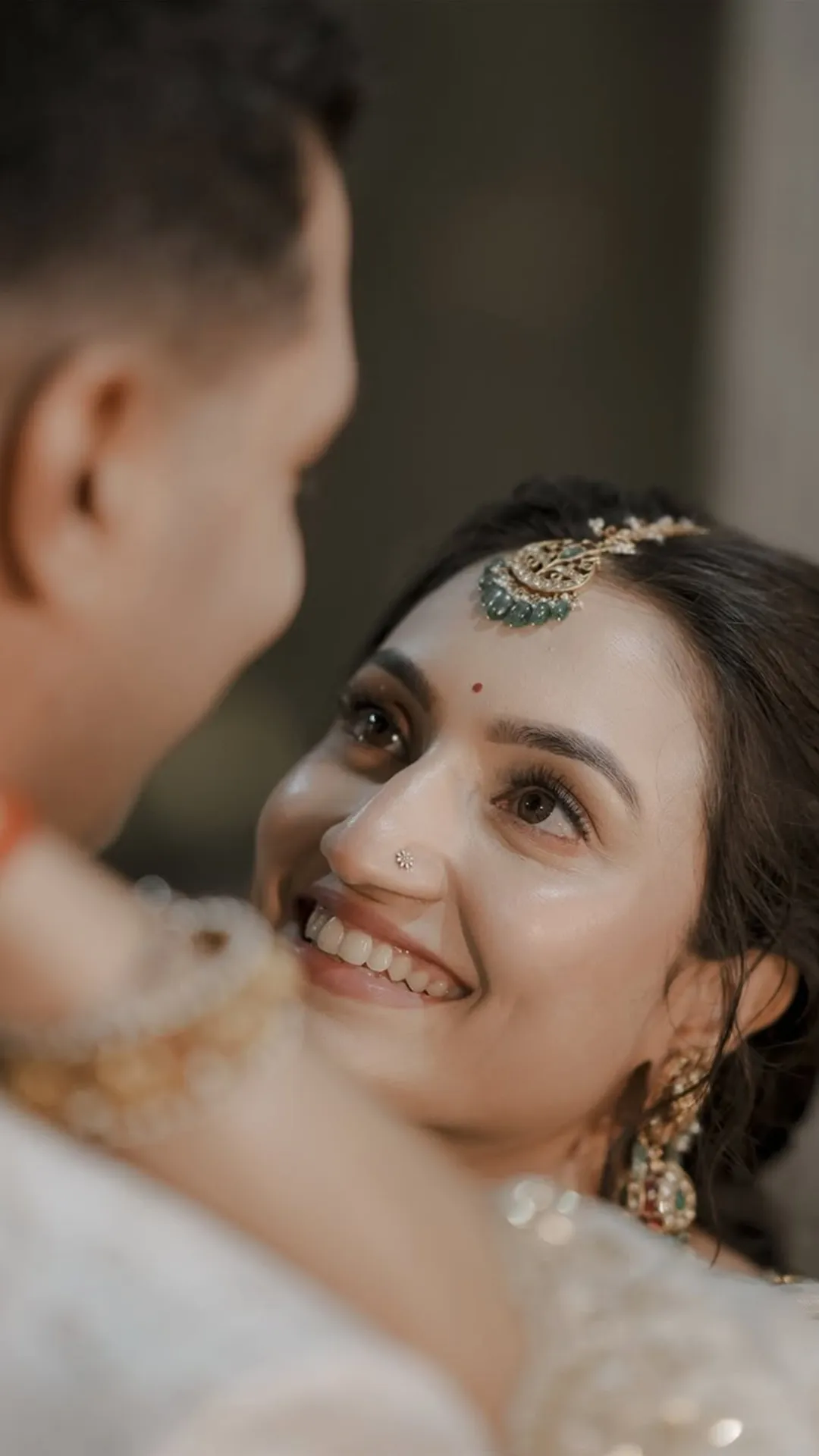 इंडियन एयर फोर्स ऑफिसर संग लेगी सात फेरे, एक्ट्रेस ने सगाई की खूबसूरत तस्वीरें की शेयर