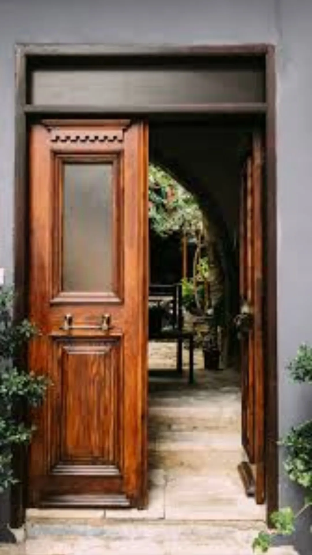 Vastu Tips: मुख्य द्वार से हटा दें ये 3 चीजें, लक्ष्मी जी खोलेंगी धन के भंडार