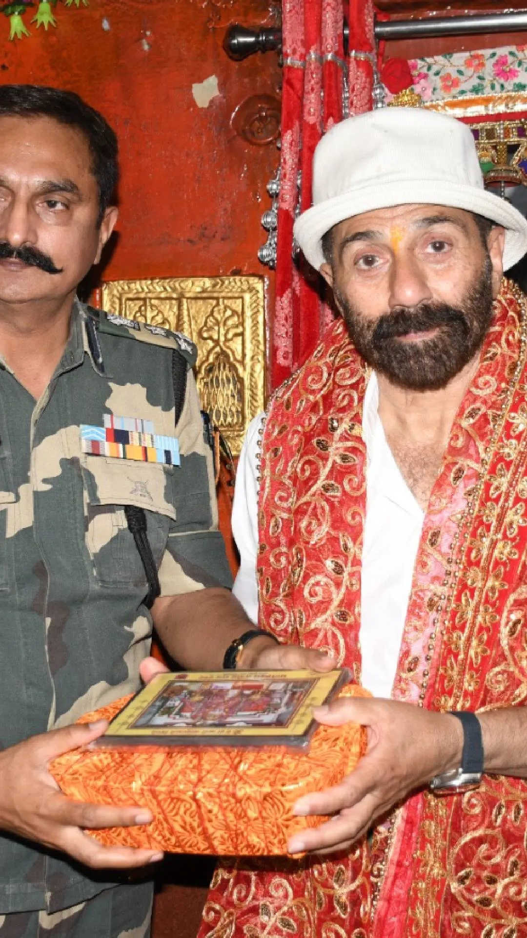 फिल्म रिलीज से पहले चमत्कारी मंदिर पहुंचे सनी देओल