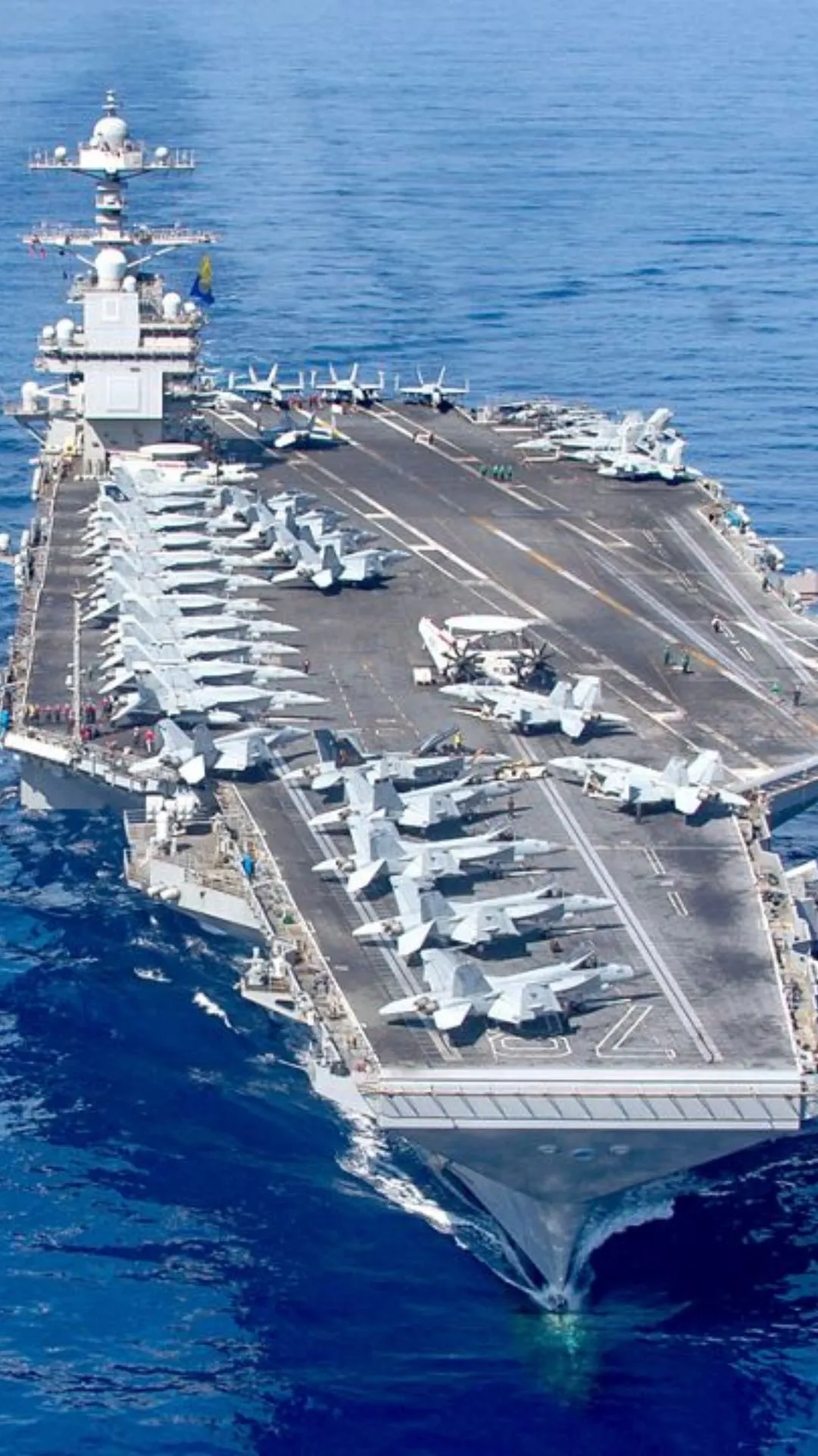 क्या आप दुनिया के सबसे बड़े एयरक्राफ्ट कैरियर के बारे में जानते हैं? चलिए इसके बारे में हम आपको बताते हैं।