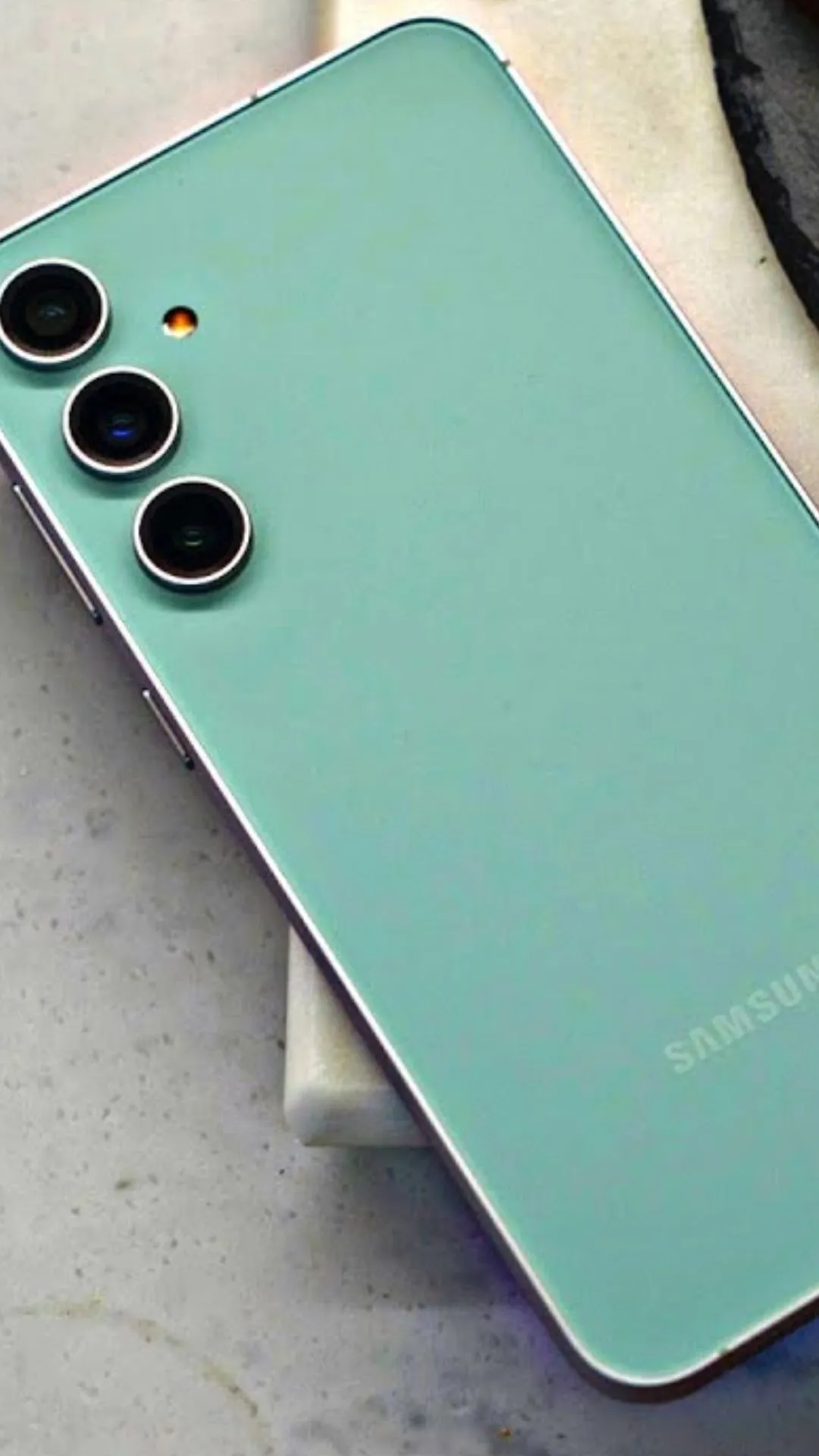 Samsung Galaxy S23 FE की कीमत धड़ाम, आधे से भी कम Price में लाएं घर