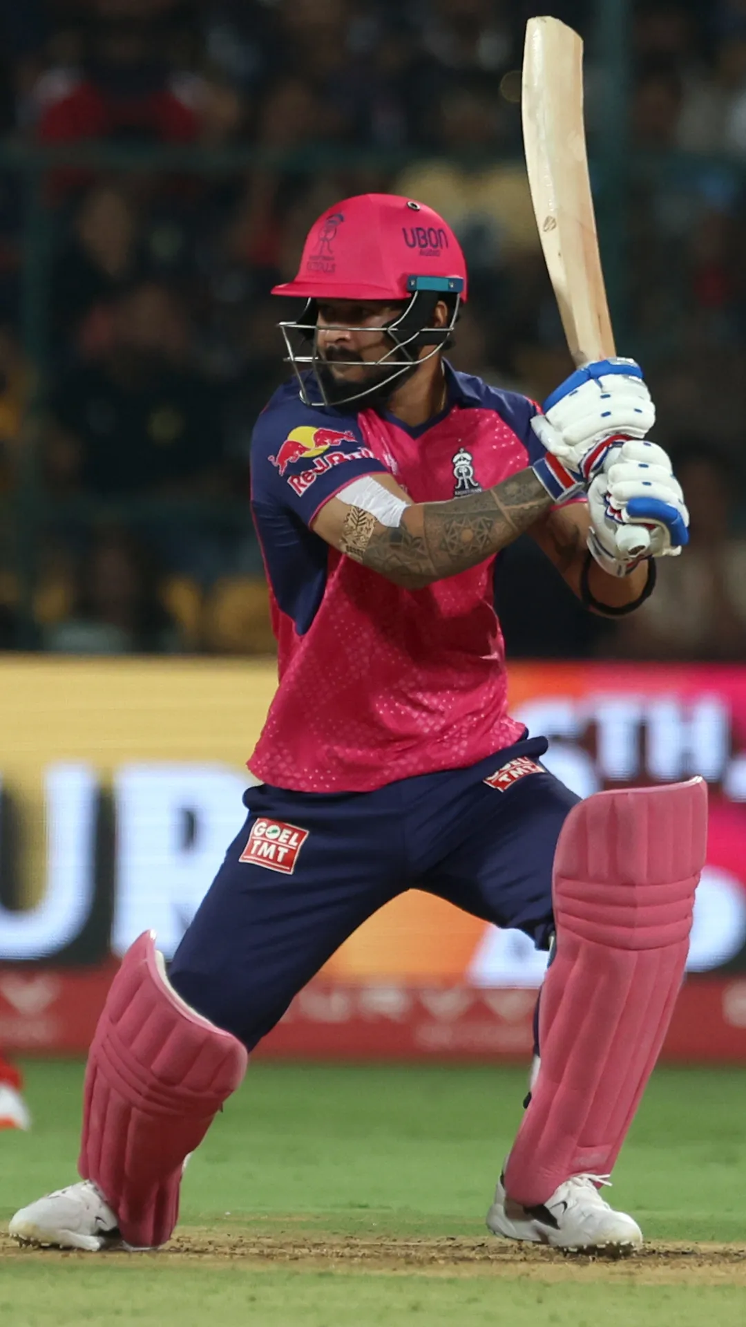 IPL के एक ओवर में 5 छक्के लगाने वाले धाकड़ बल्लेबाज, लिस्ट में रियान पराग की हुई एंट्री