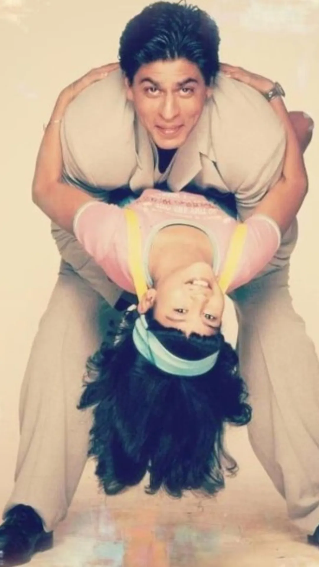 शाहरुख खान की ऑन-स्क्रीन बेटी 27 साल बाद दिखने लगी ऐसी, देख पहचानना होगा मुश्किल