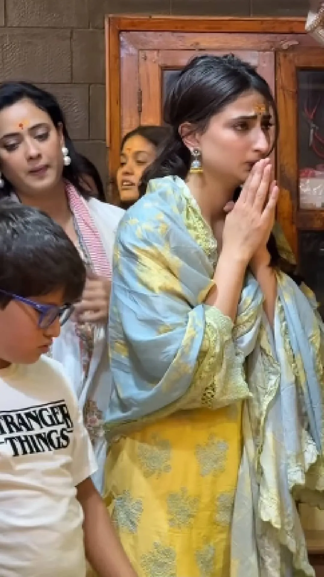 'किसी भी पल रो देंगी...' मां श्वेता तिवारी के साथ शिरडी पहुंचीं पलक, साईं बाबा के दरबार में दिखीं भावुक