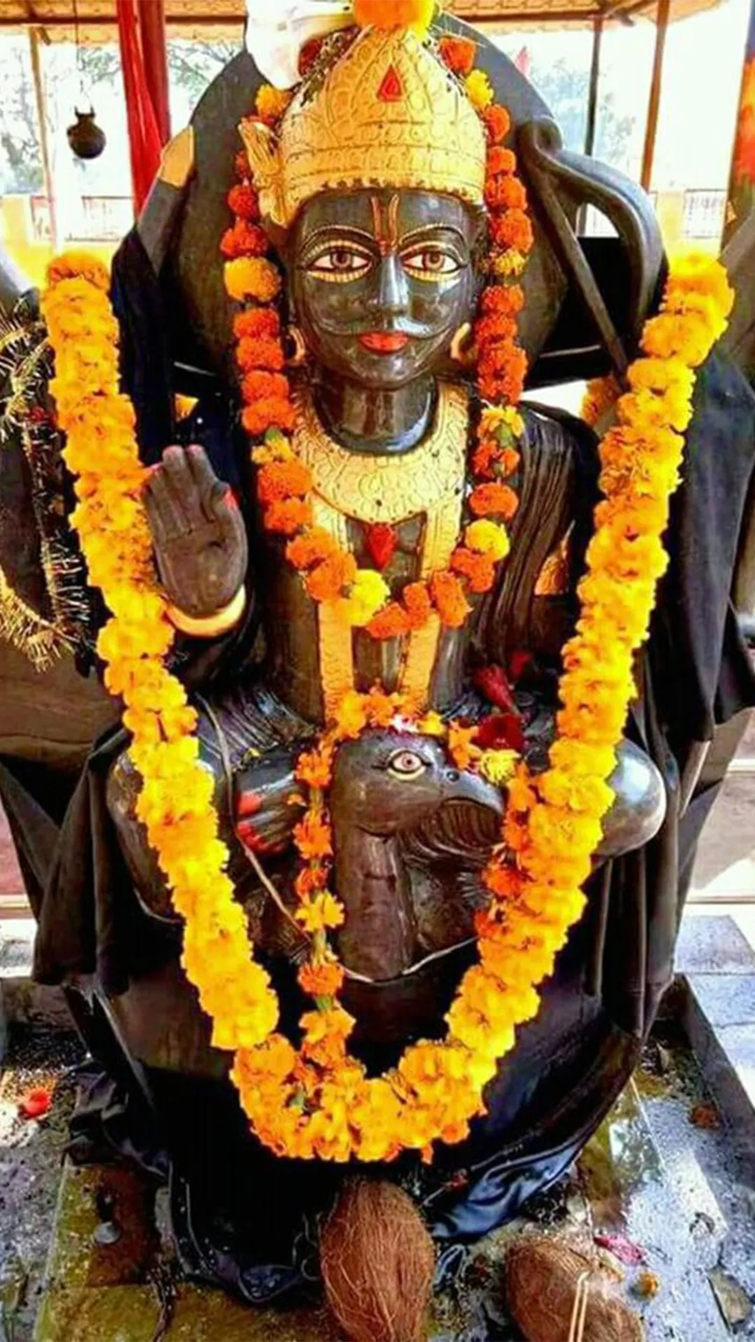 शनि देव को तेल चढ़ाते समय क्या बोलना चाहिए?